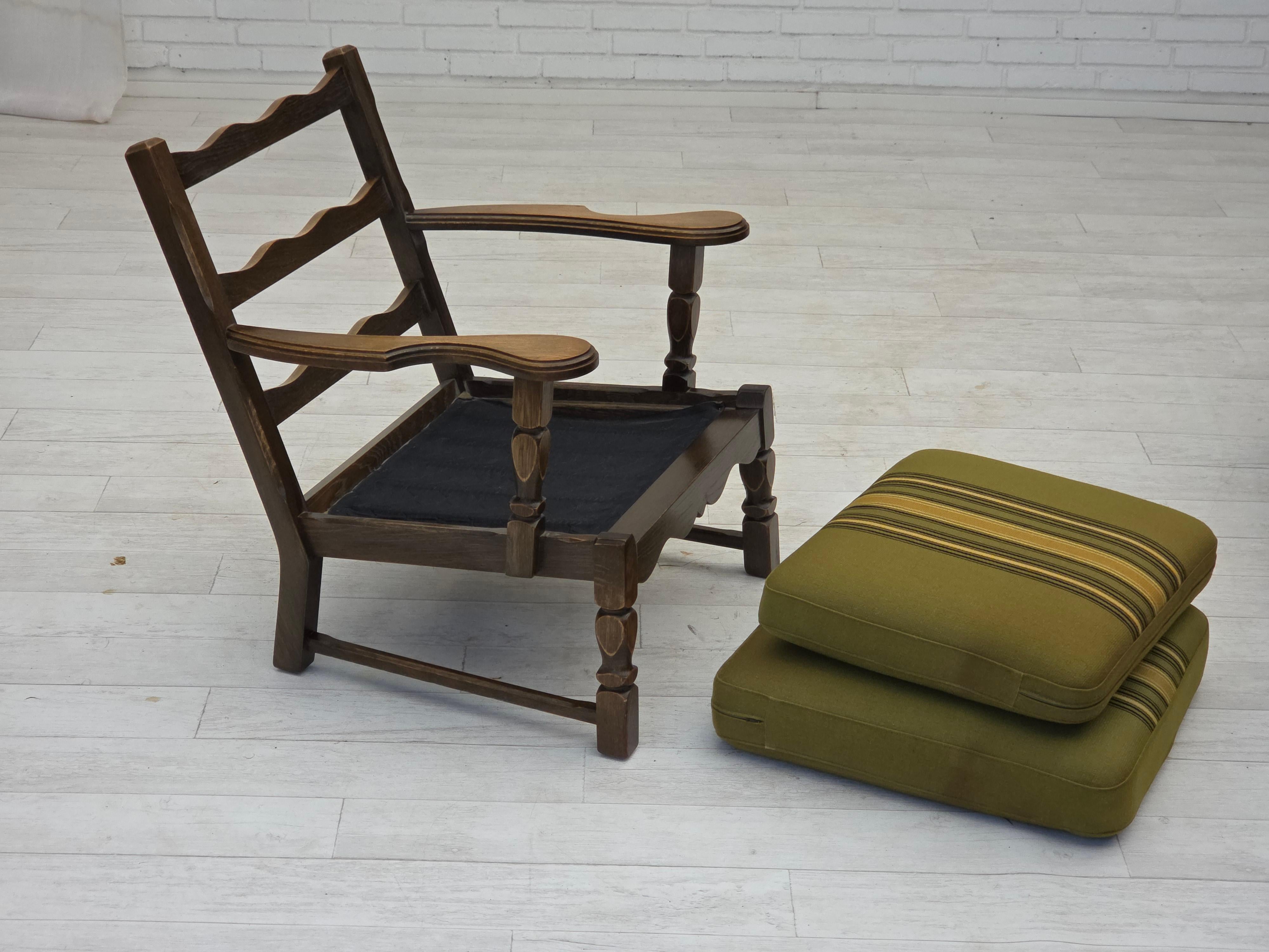 1970, paire de fauteuils danois, laine d'ameublement verte d'origine, bois de chêne massif. en vente 1