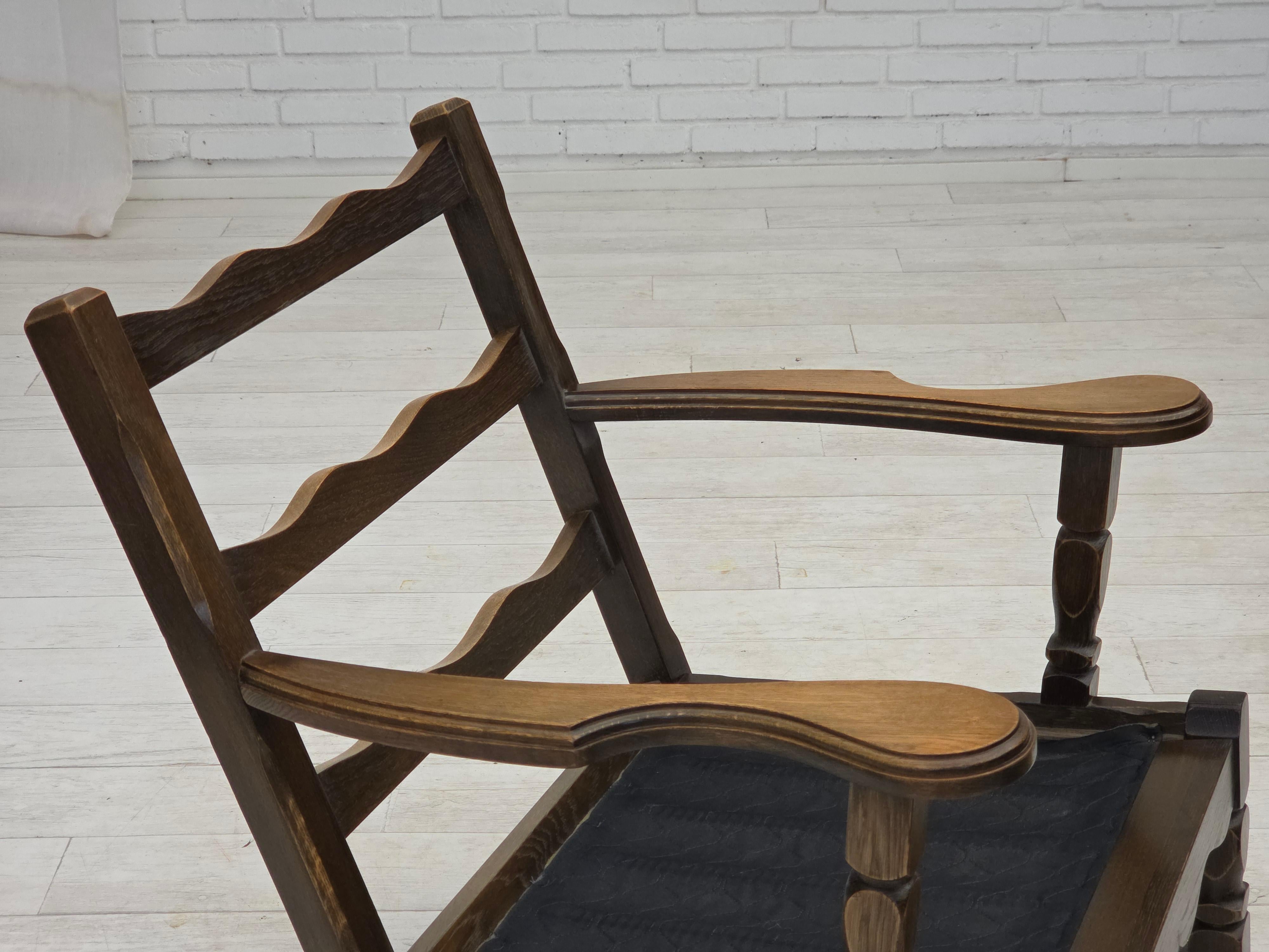 1970, paire de fauteuils danois, laine d'ameublement verte d'origine, bois de chêne massif. en vente 2