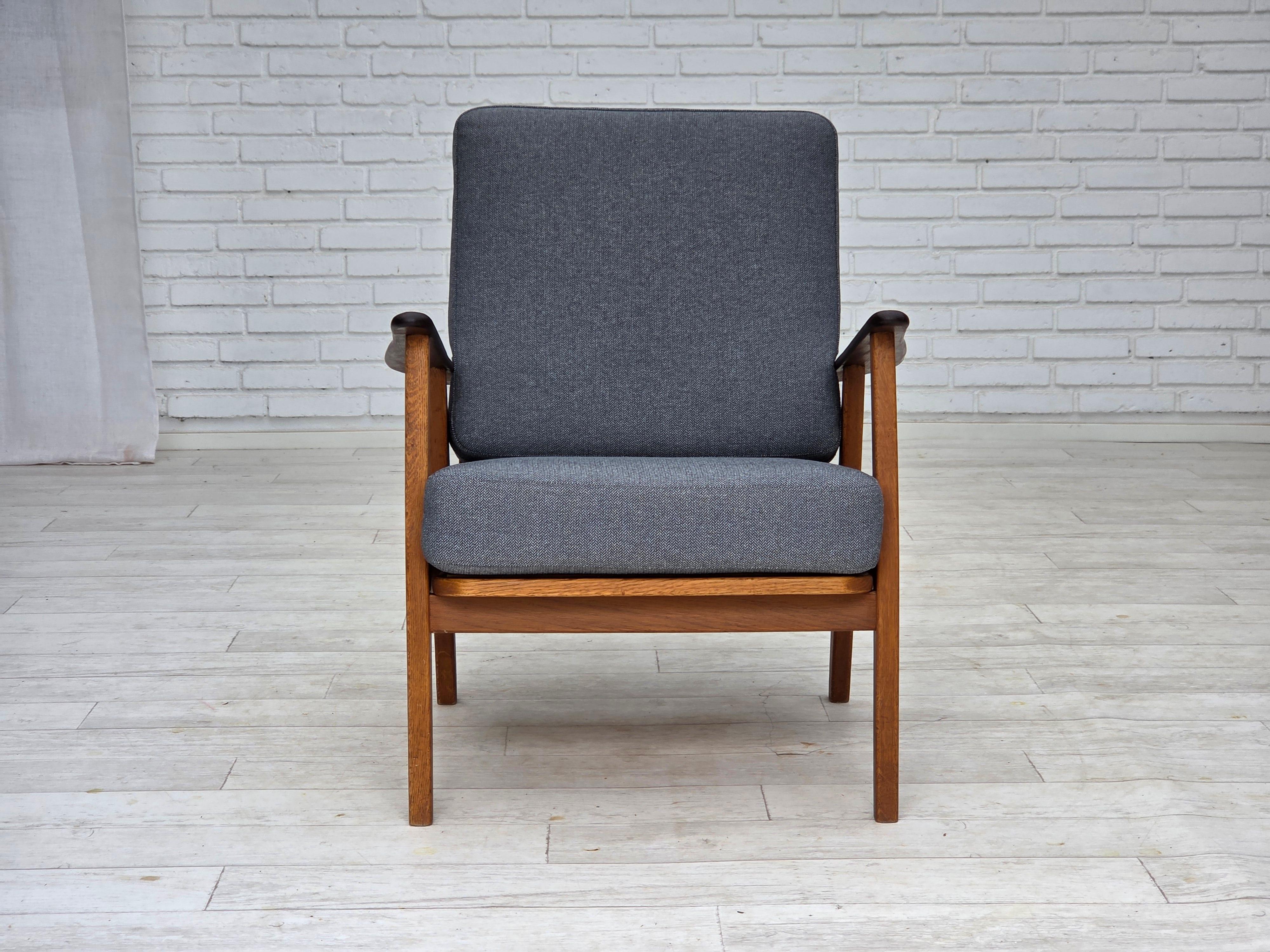 1970s, pair of Danish armchairs, reupholstered, furniture wool, teak, oak. For Sale 4