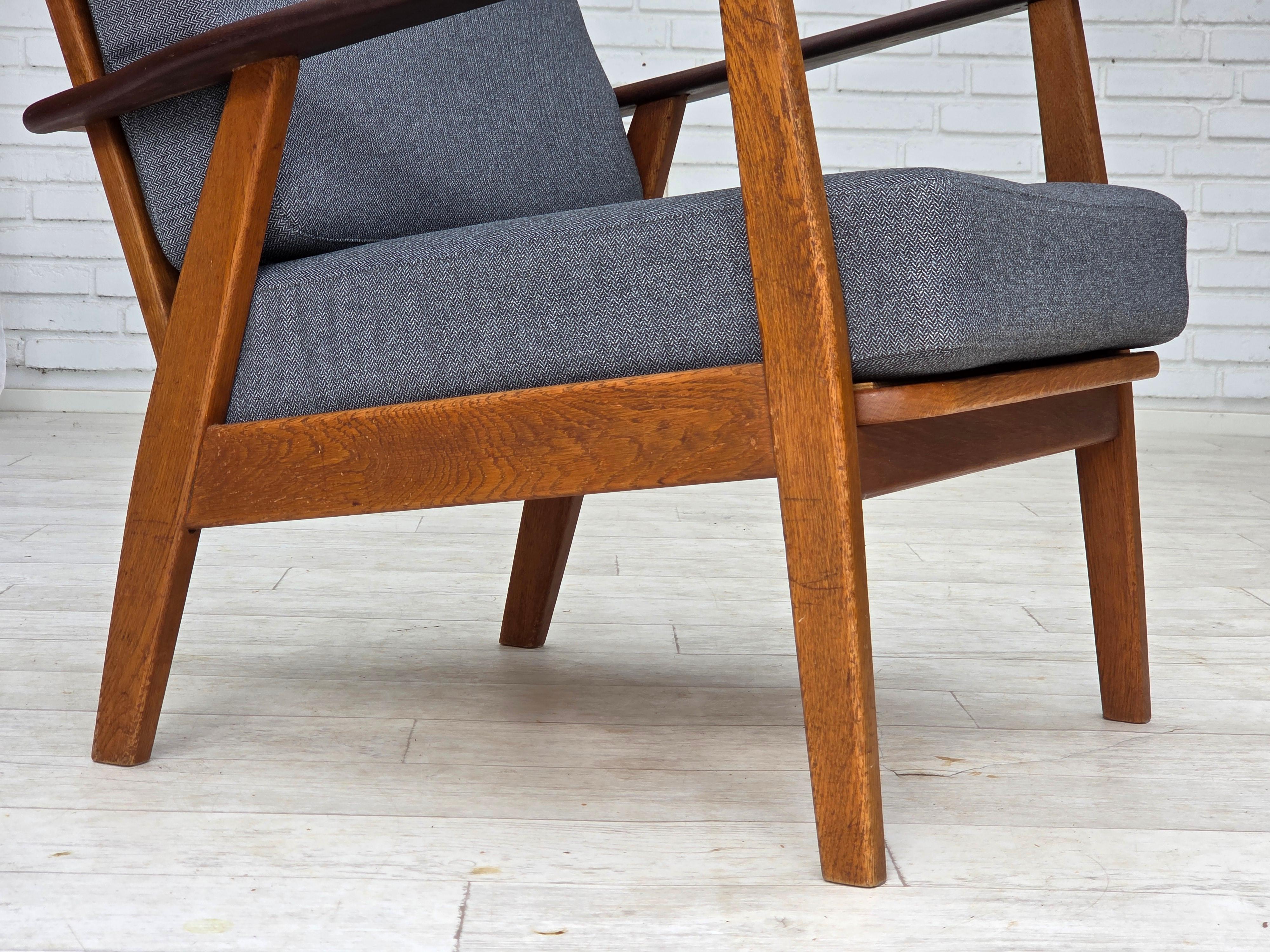 1970s, pair of Danish armchairs, reupholstered, furniture wool, teak, oak. For Sale 6