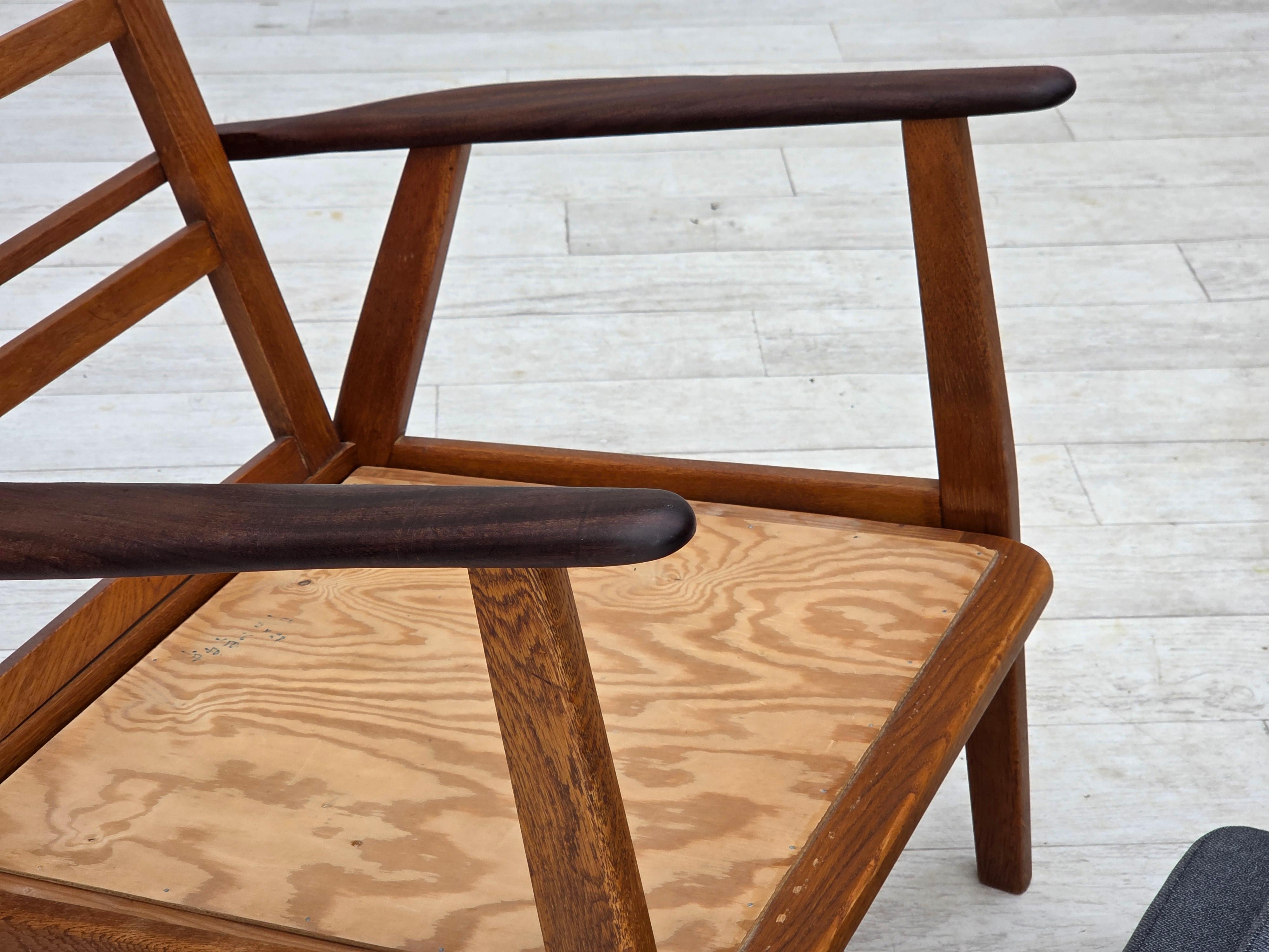 1970s, pair of Danish armchairs, reupholstered, furniture wool, teak, oak. For Sale 3