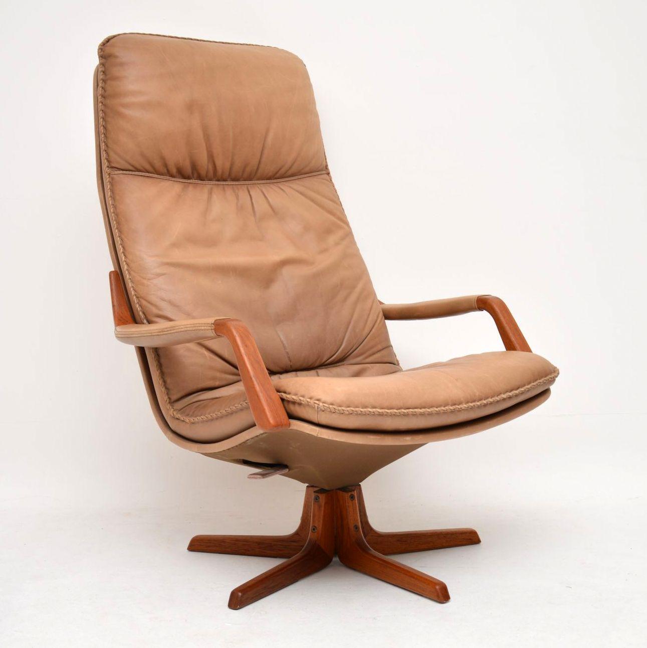 1970s Pair of Danish Leather and Teak Reclining Armchairs 3