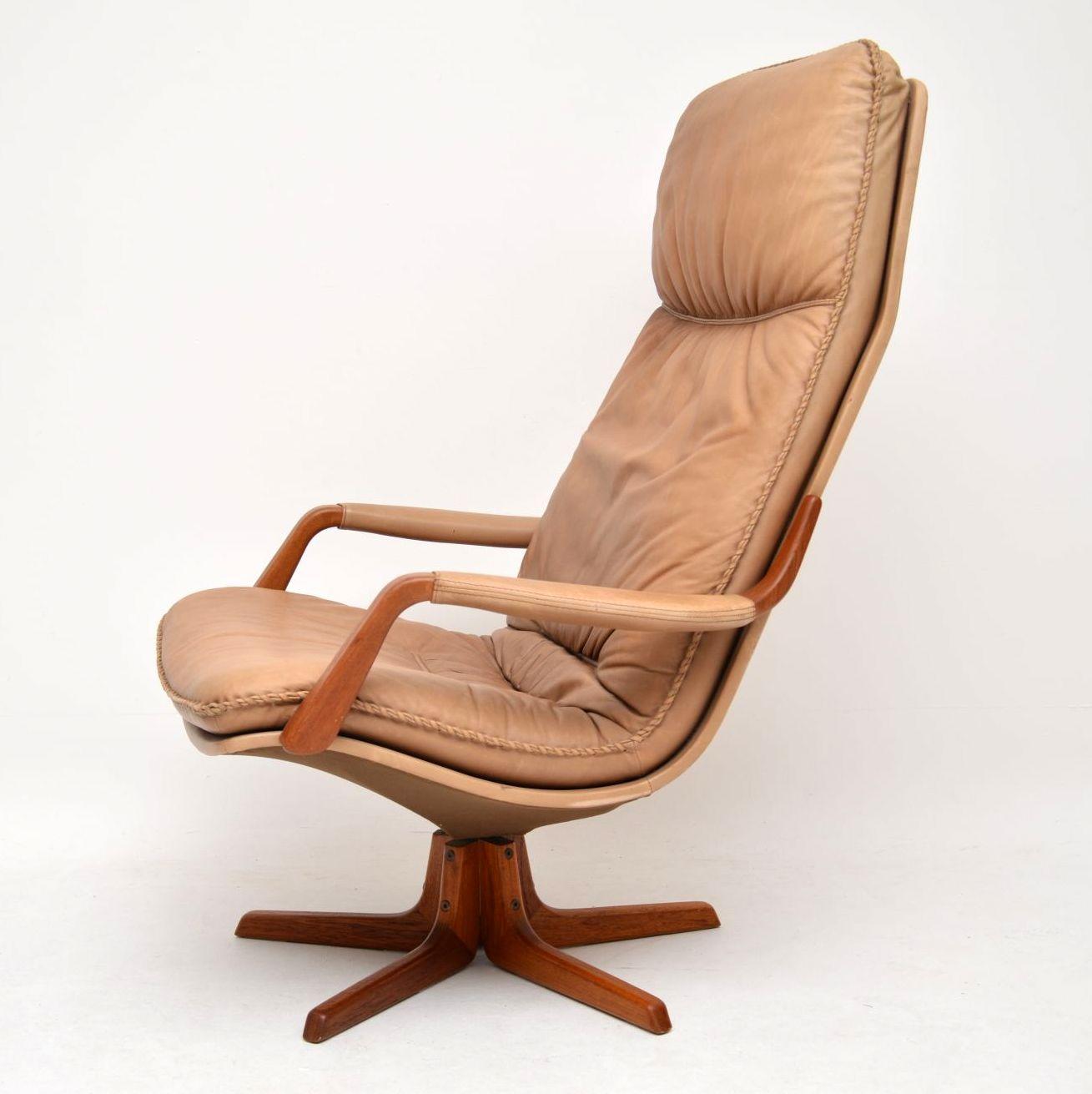 1970s Pair of Danish Leather and Teak Reclining Armchairs 4