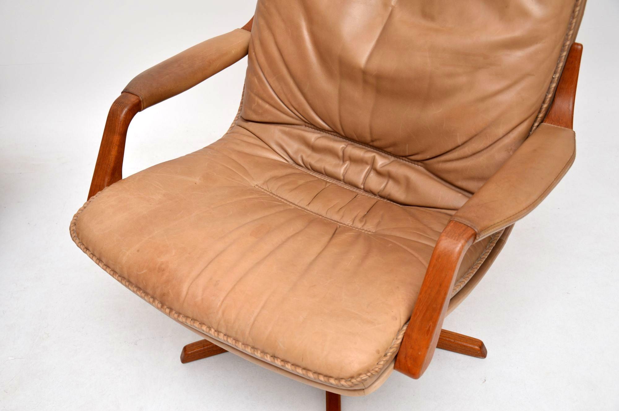1970s Pair of Danish Leather and Teak Reclining Armchairs In Good Condition In London, GB