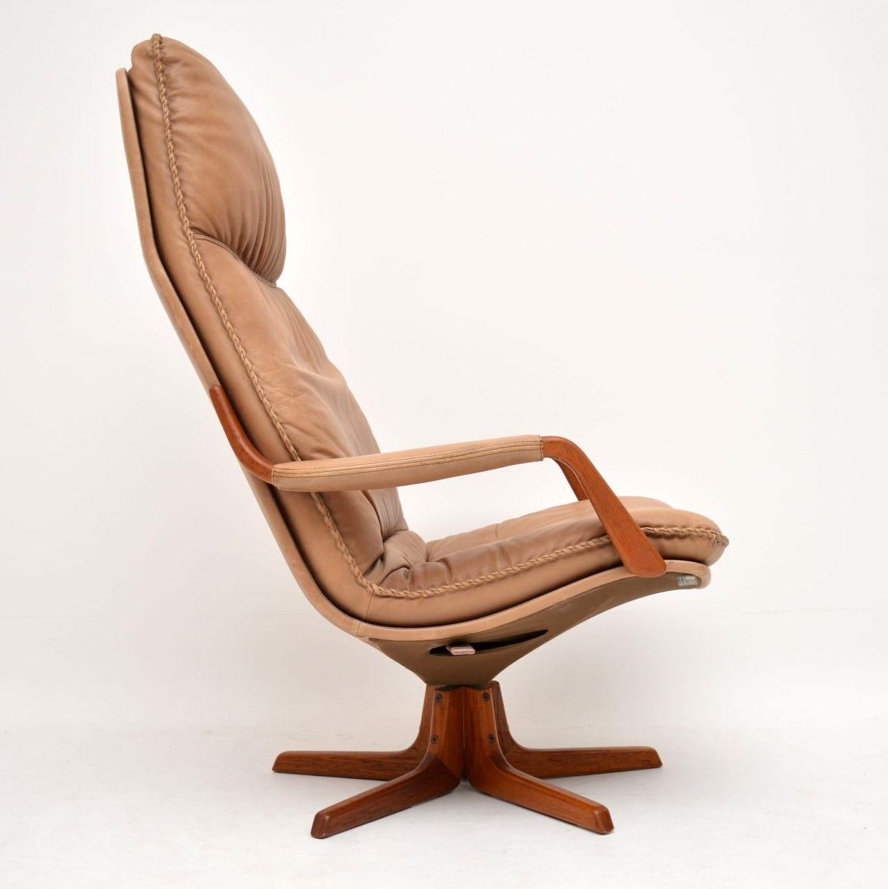 1970s Pair of Danish Leather and Teak Reclining Armchairs 3