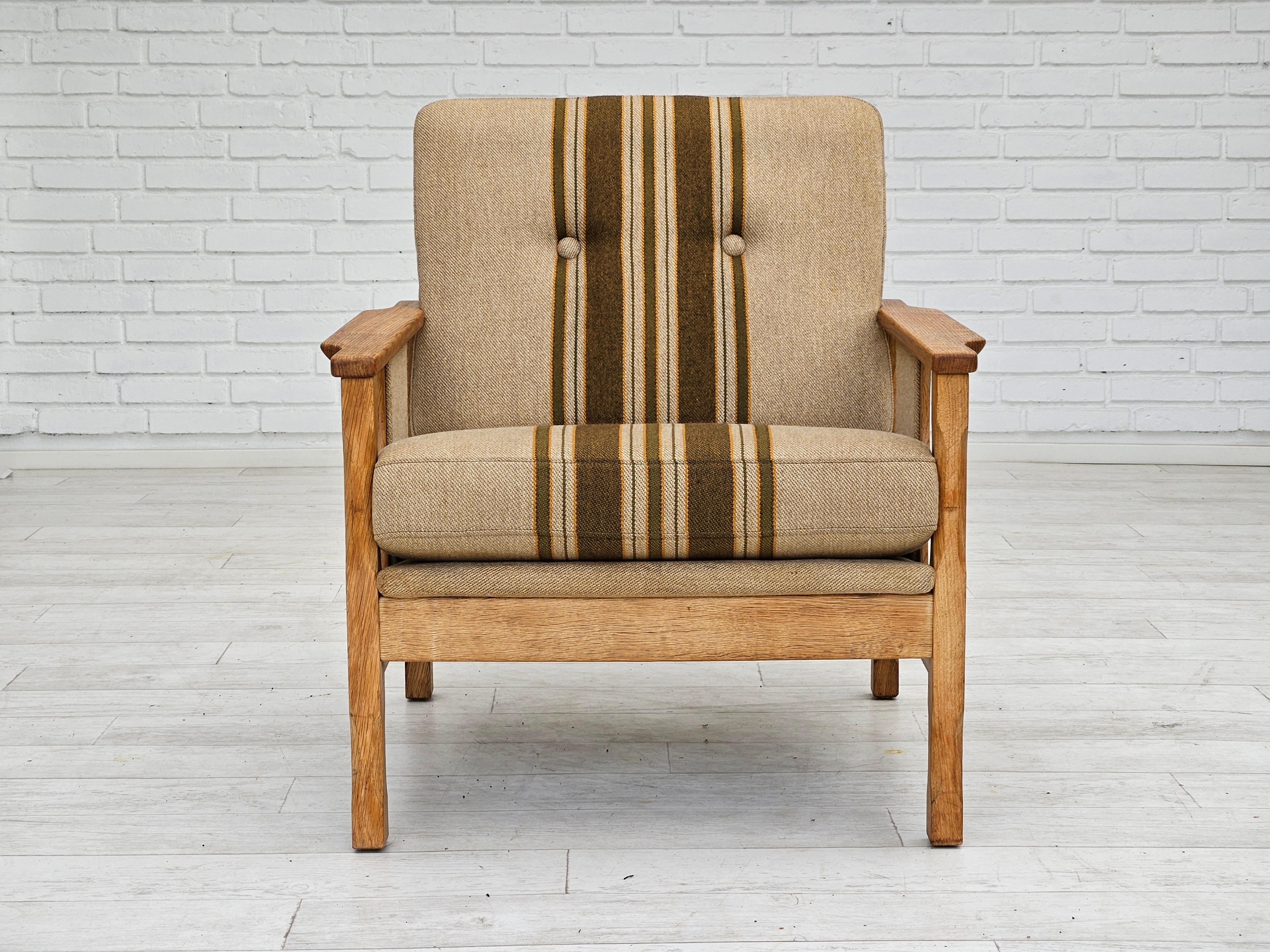 1970s, pair of Danish lounge chairs, original very good condition, wool, oak. For Sale 1