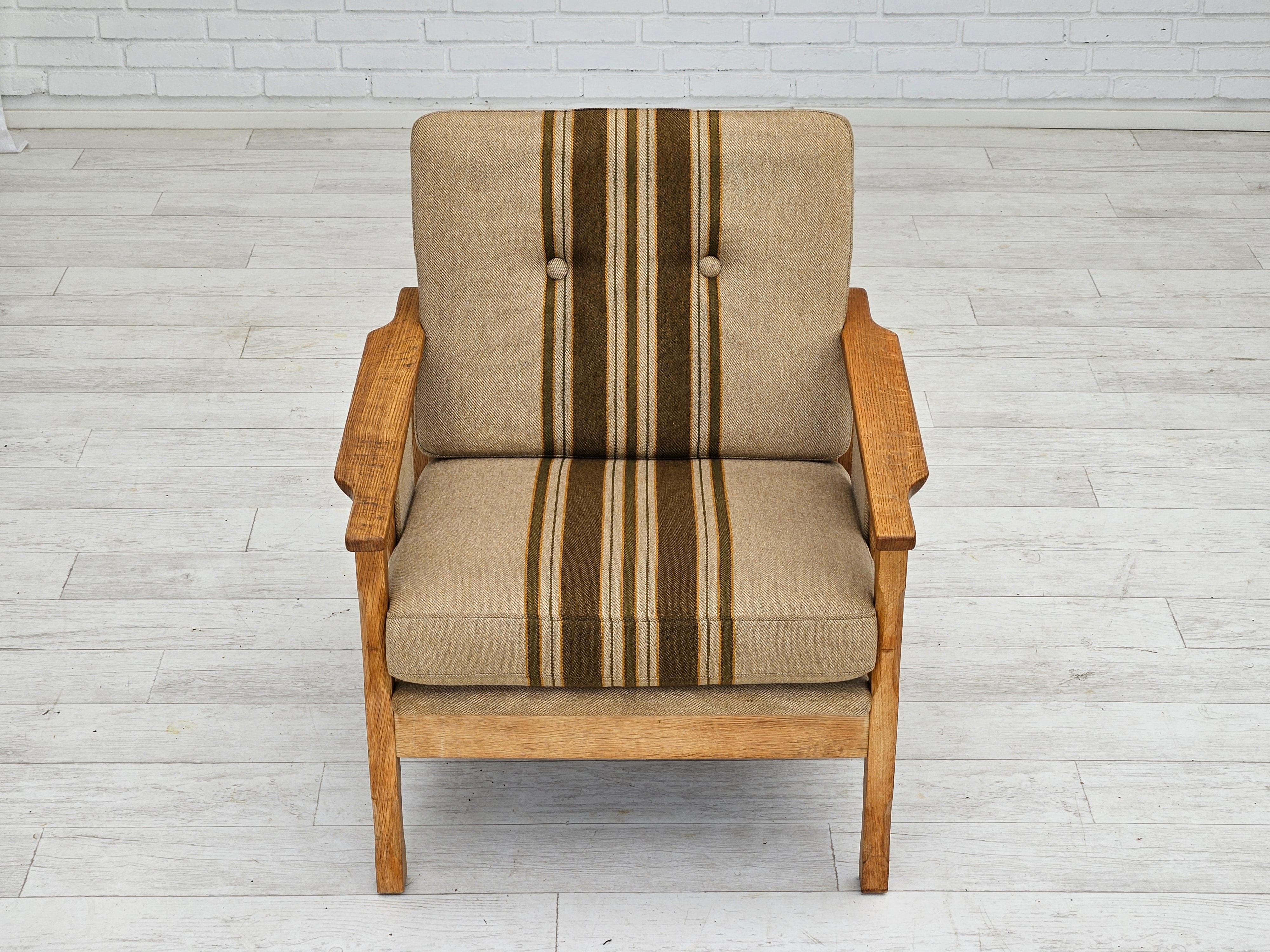 1970s, pair of Danish lounge chairs, original very good condition, wool, oak. For Sale 2