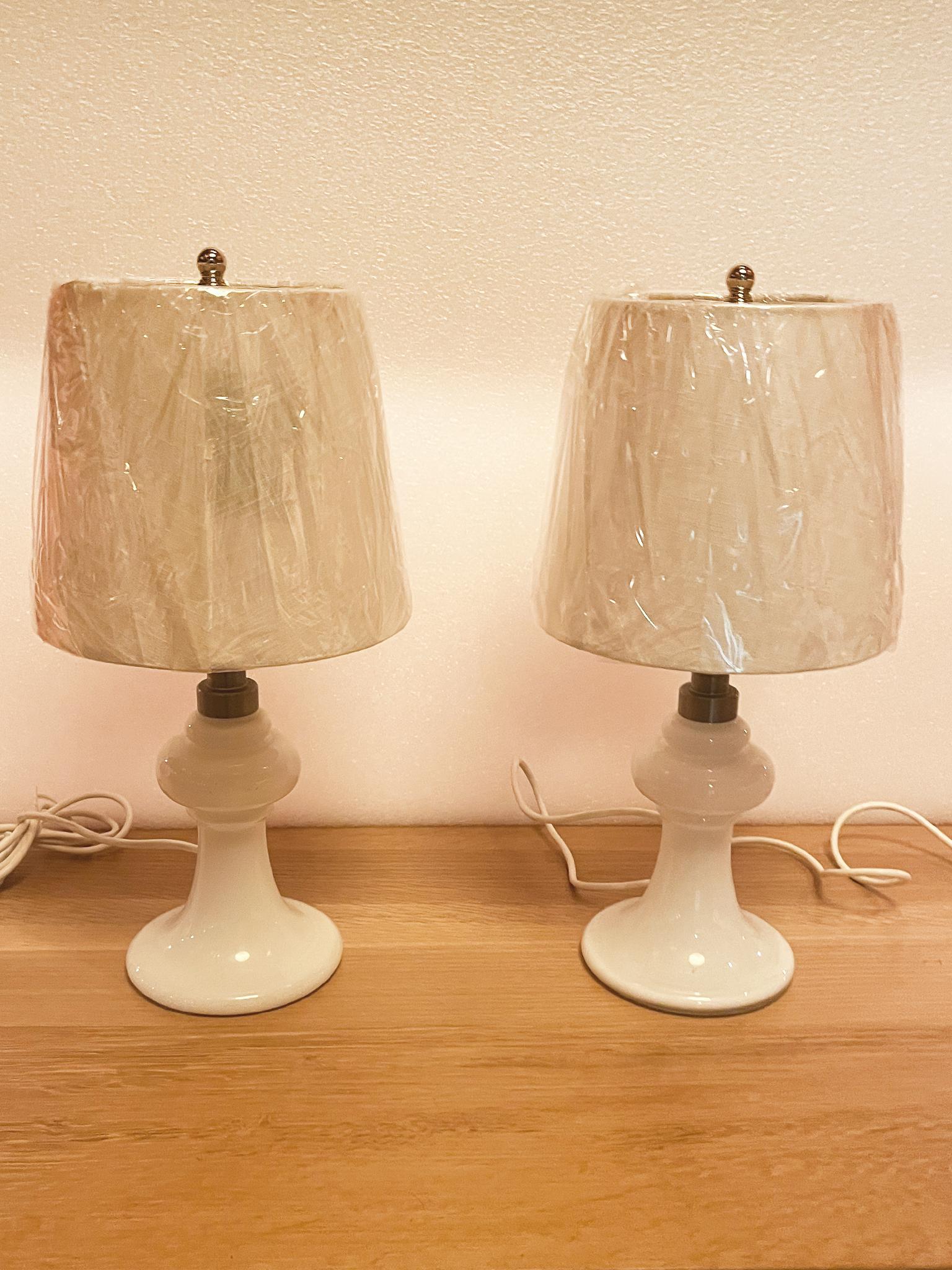 Pareja de lámparas de escritorio danesas de cristal opalino de los años 70, Royal Copenhagen Danés en venta