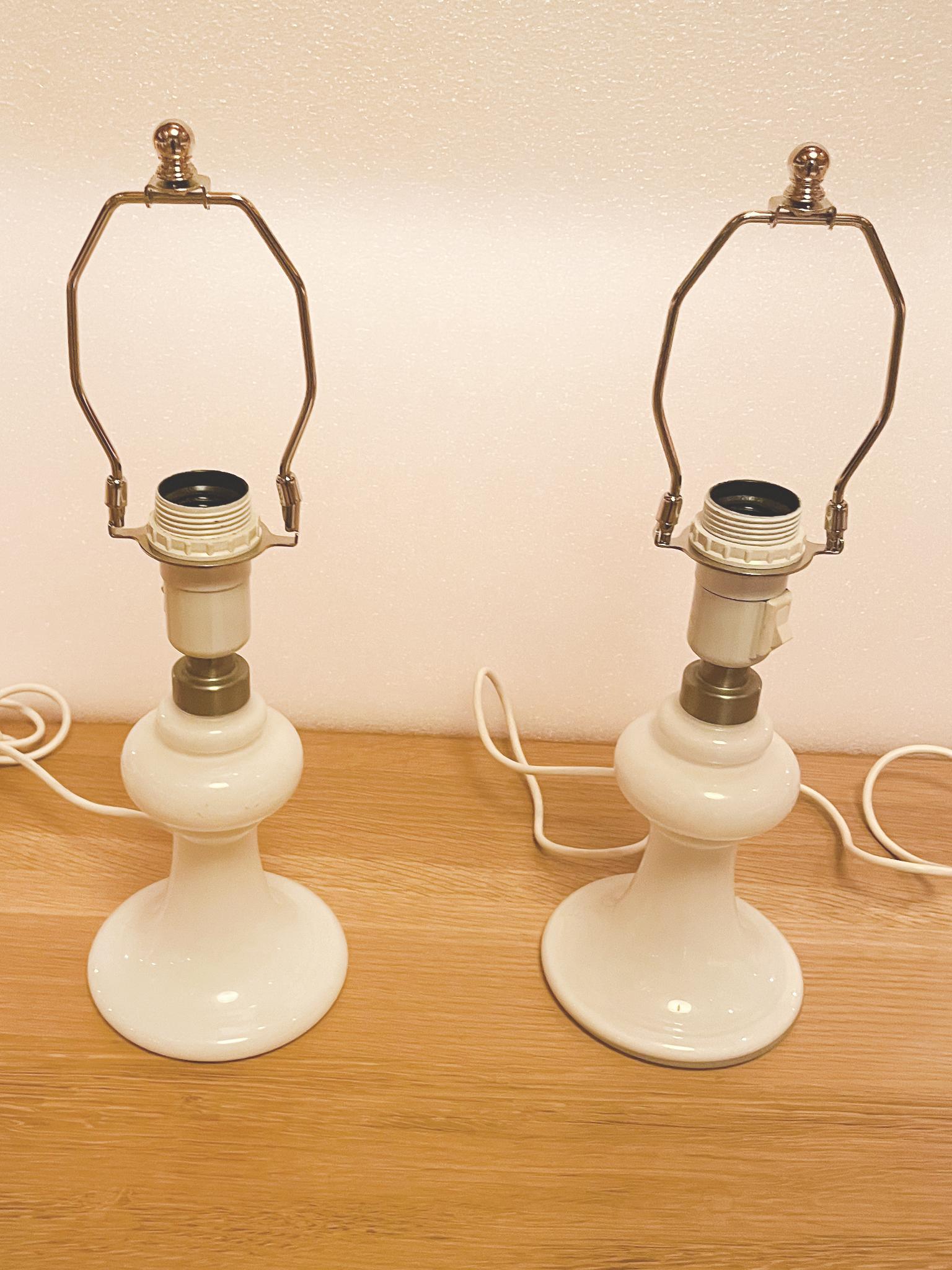 Pareja de lámparas de escritorio danesas de cristal opalino de los años 70, Royal Copenhagen Lino en venta