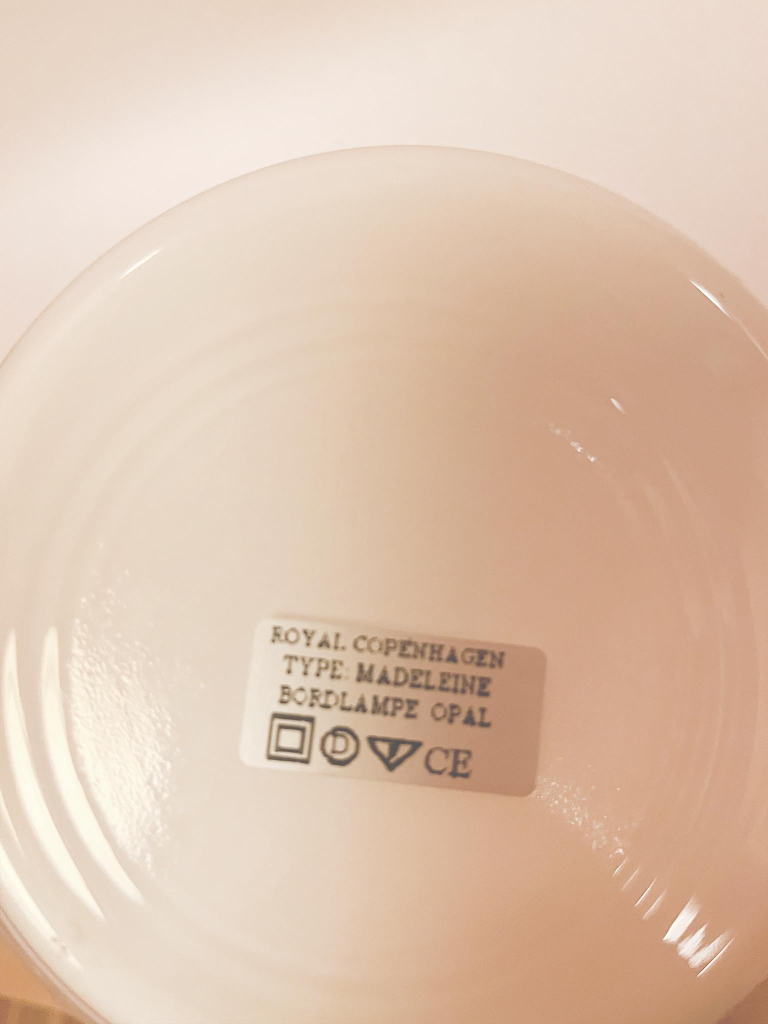 Pareja de lámparas de escritorio danesas de cristal opalino de los años 70, Royal Copenhagen en venta 2