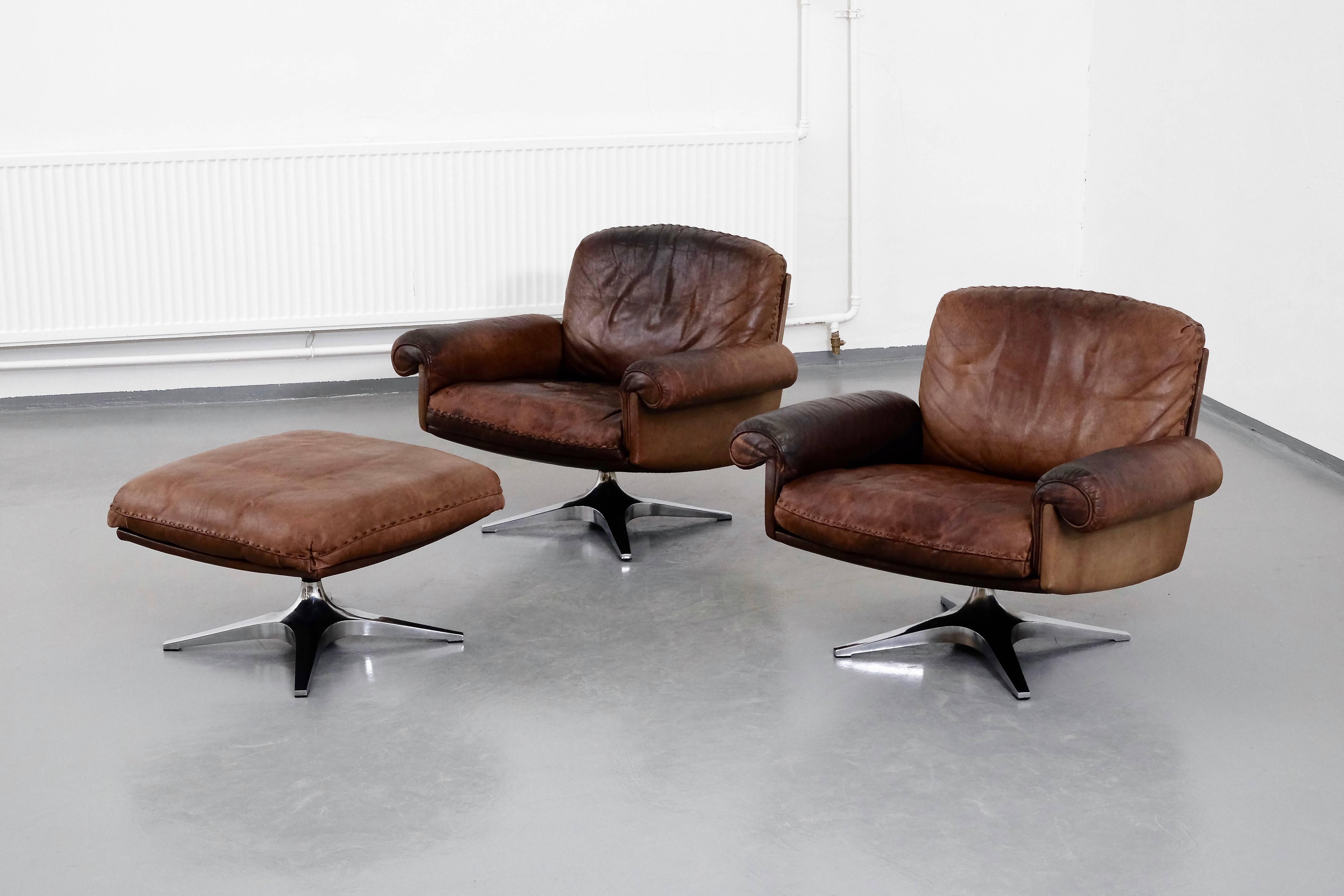 A stunning set of two lounge chairs and one ottoman, model DS31, produced by the Swiss manufacturer de Sede. The patina on the leather is magnificent.

Ottoman measurements:
Length 50cm
Width 50cm
Height 35cm