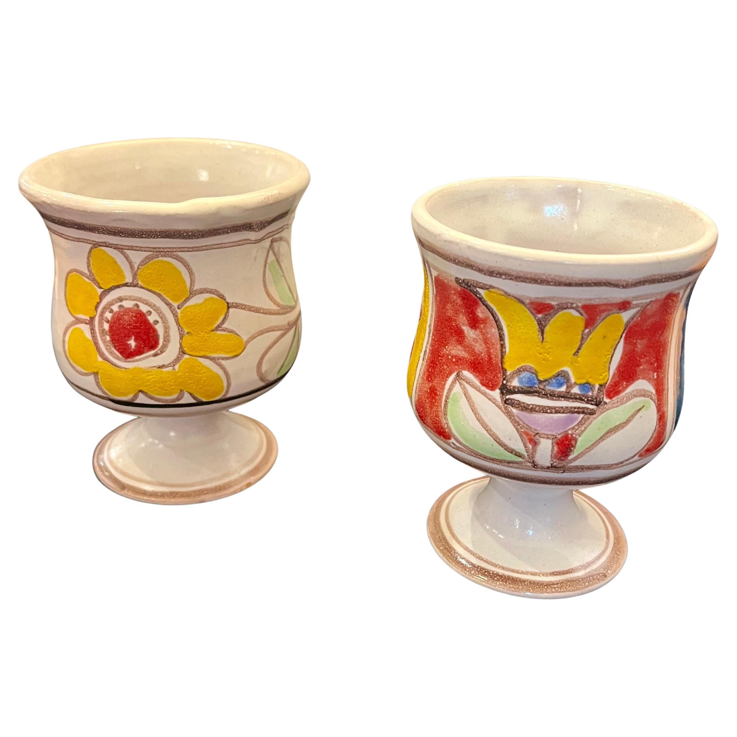Preciosa y rara pareja decorativa de tazas con pie de postre italianas pintadas a mano por DeSimone, alrededor de la década de 1970, en magnífico estado vintage.