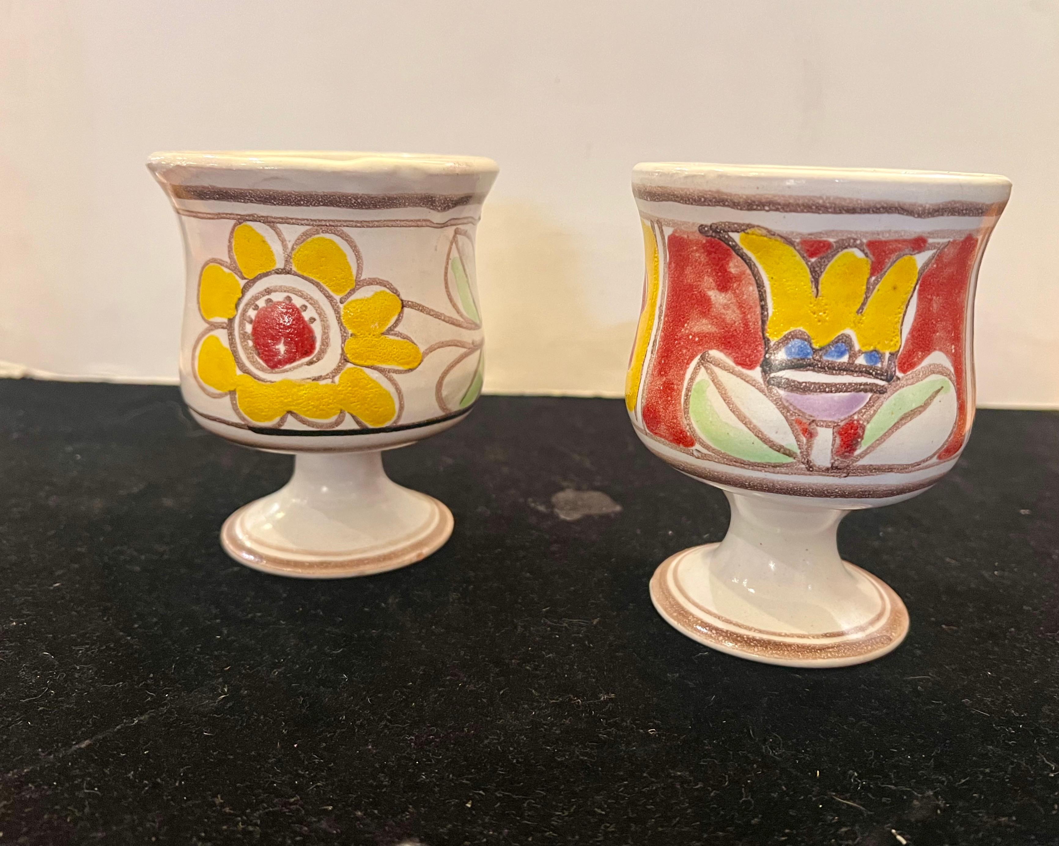 Pareja de tazas con pie de cerámica italiana decorativa pintada a mano, años 70, de DeSimone Pintado a mano en venta