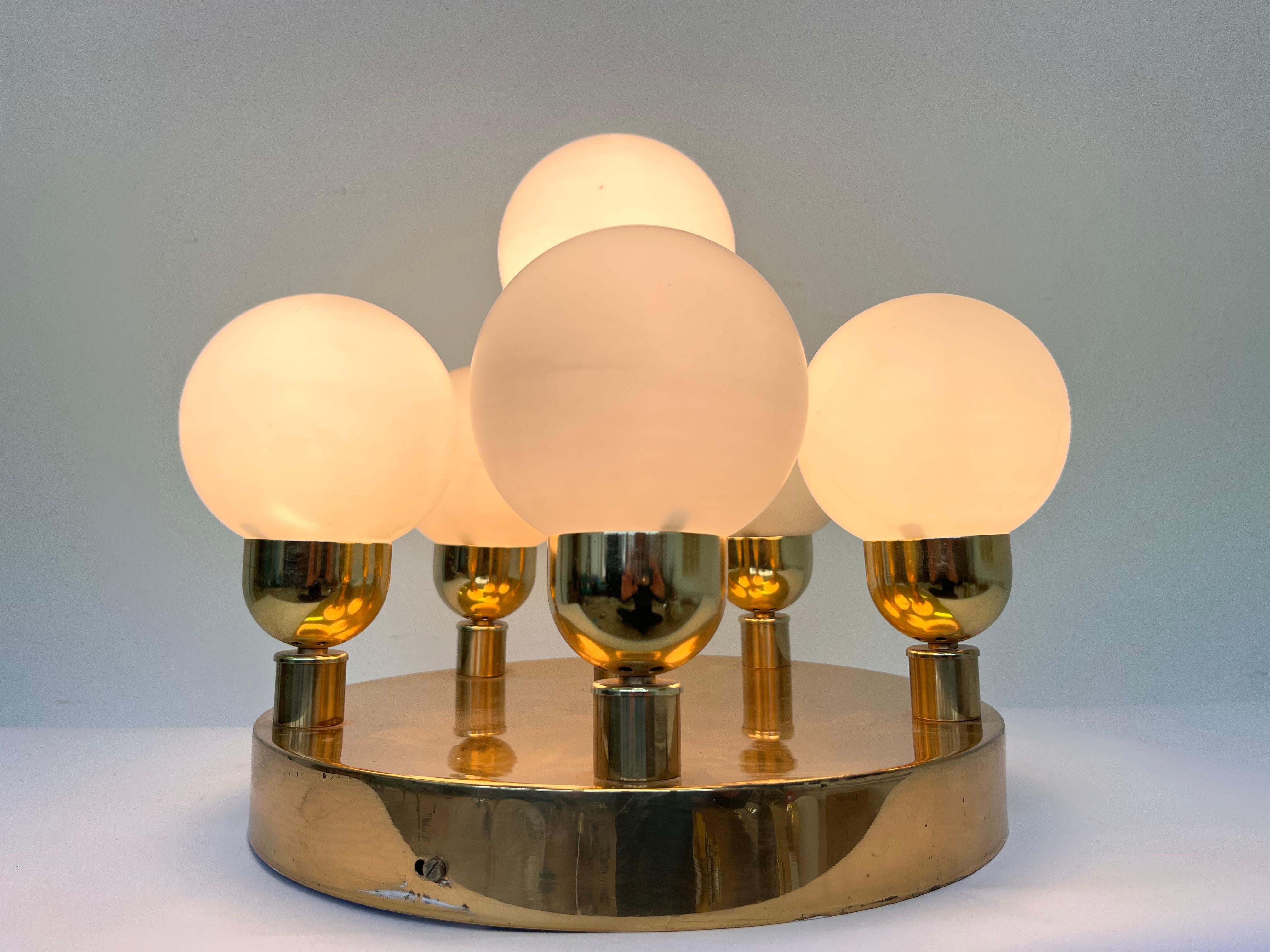 Mid-Century moderno Coppia di lampade a incasso in ottone da soffitto del 1970 di Kamenicky Senov in vendita