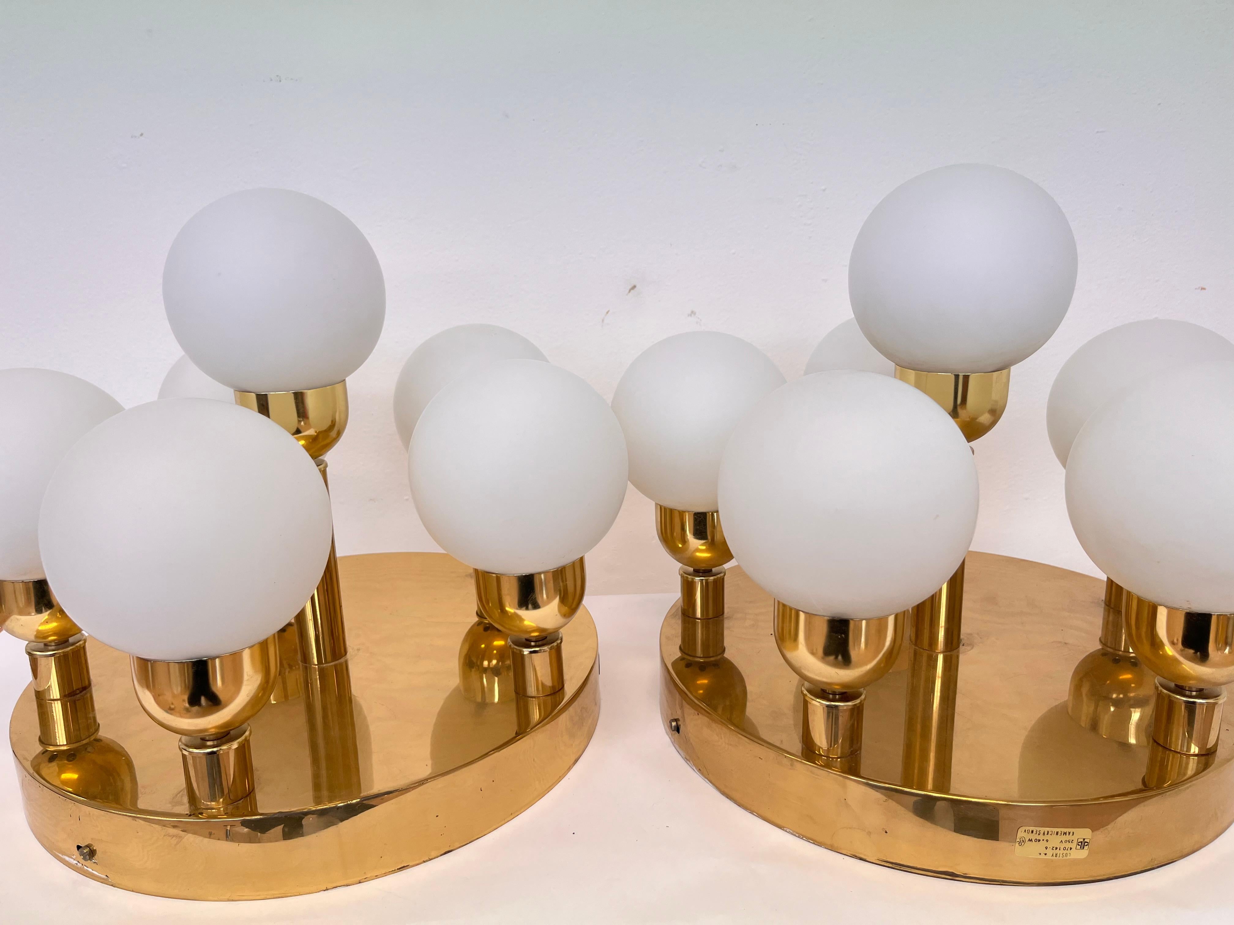 Coppia di lampade a incasso in ottone da soffitto del 1970 di Kamenicky Senov In condizioni buone in vendita a Praha, CZ