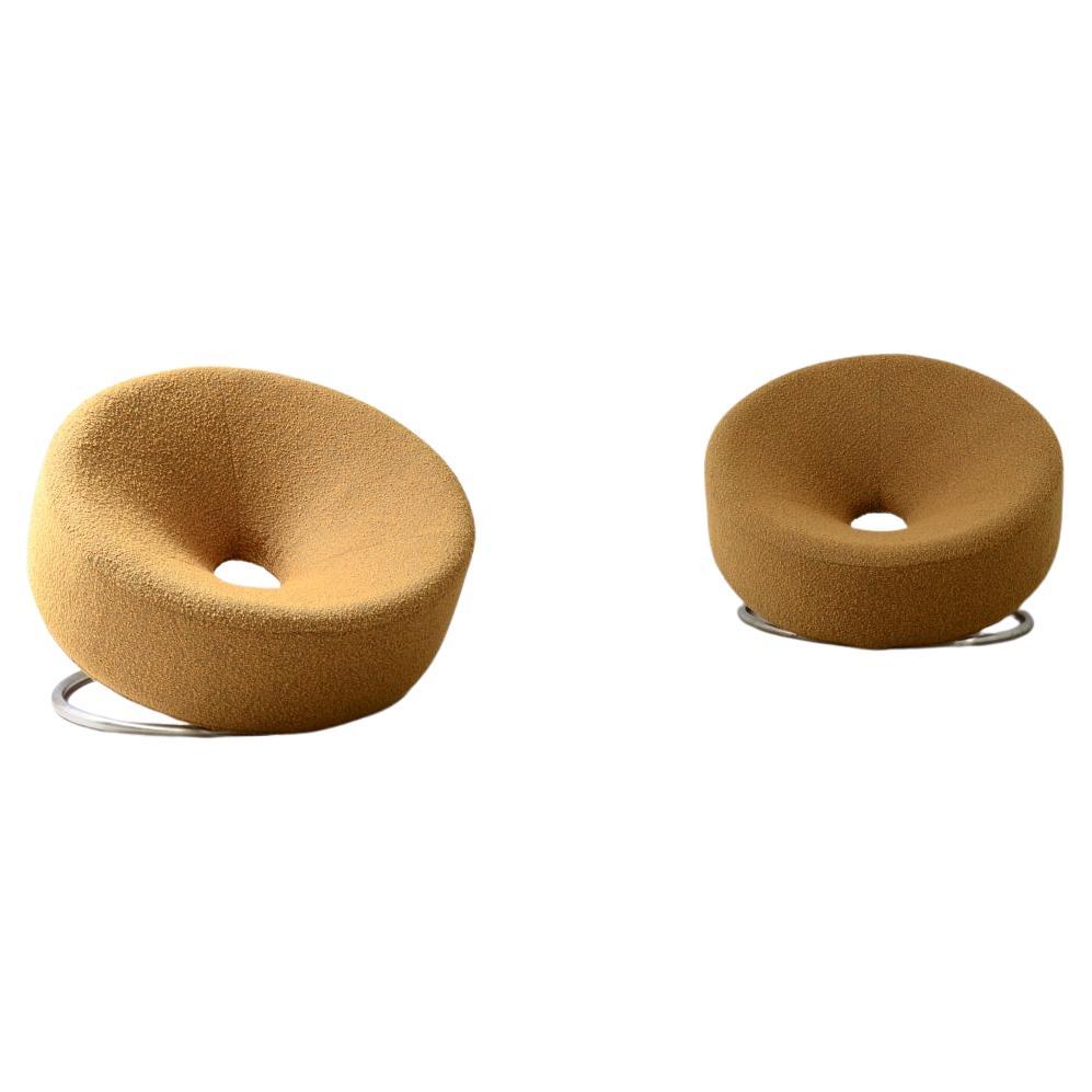 Anni '70 Coppia di poltrone a ciambella con base in acciaio in vendita