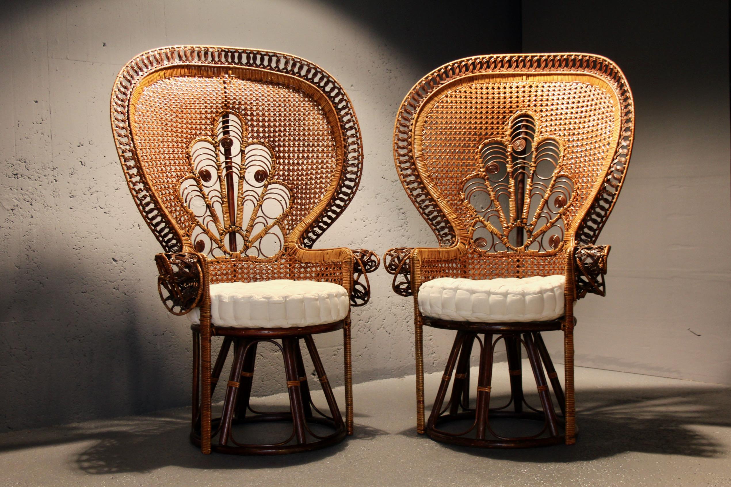 Silla Emmanuelle Peacock de los años 70 en venta 4