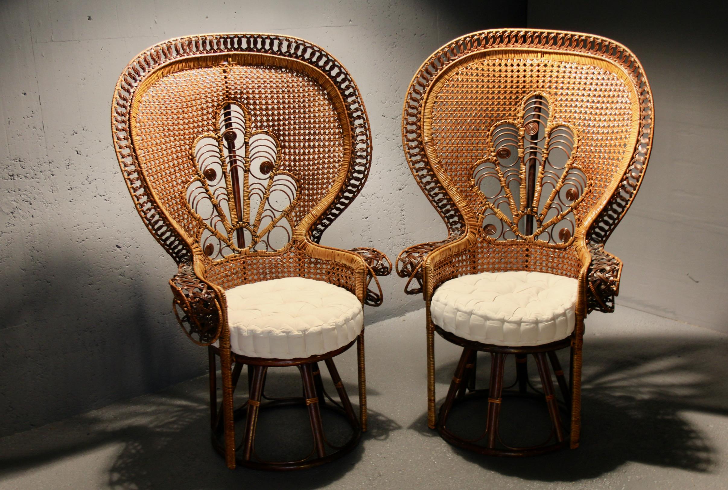 Silla Emmanuelle Peacock de los años 70 en venta 5