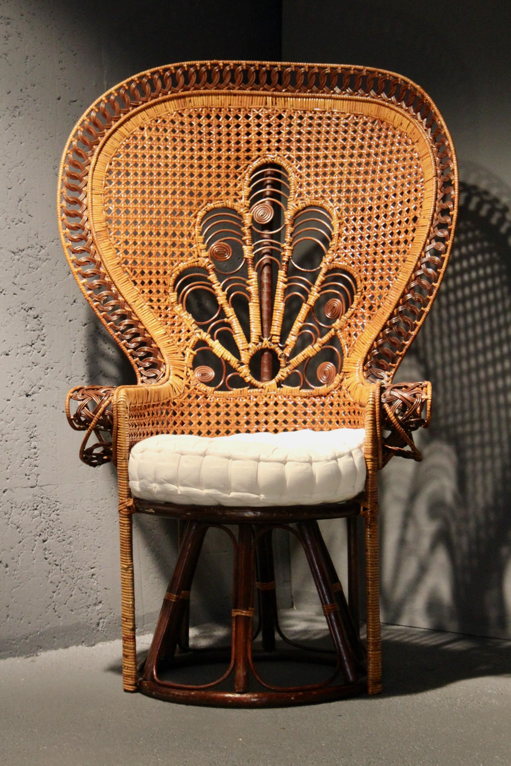 Silla Emmanuelle Peacock de los años 70 Europeo en venta