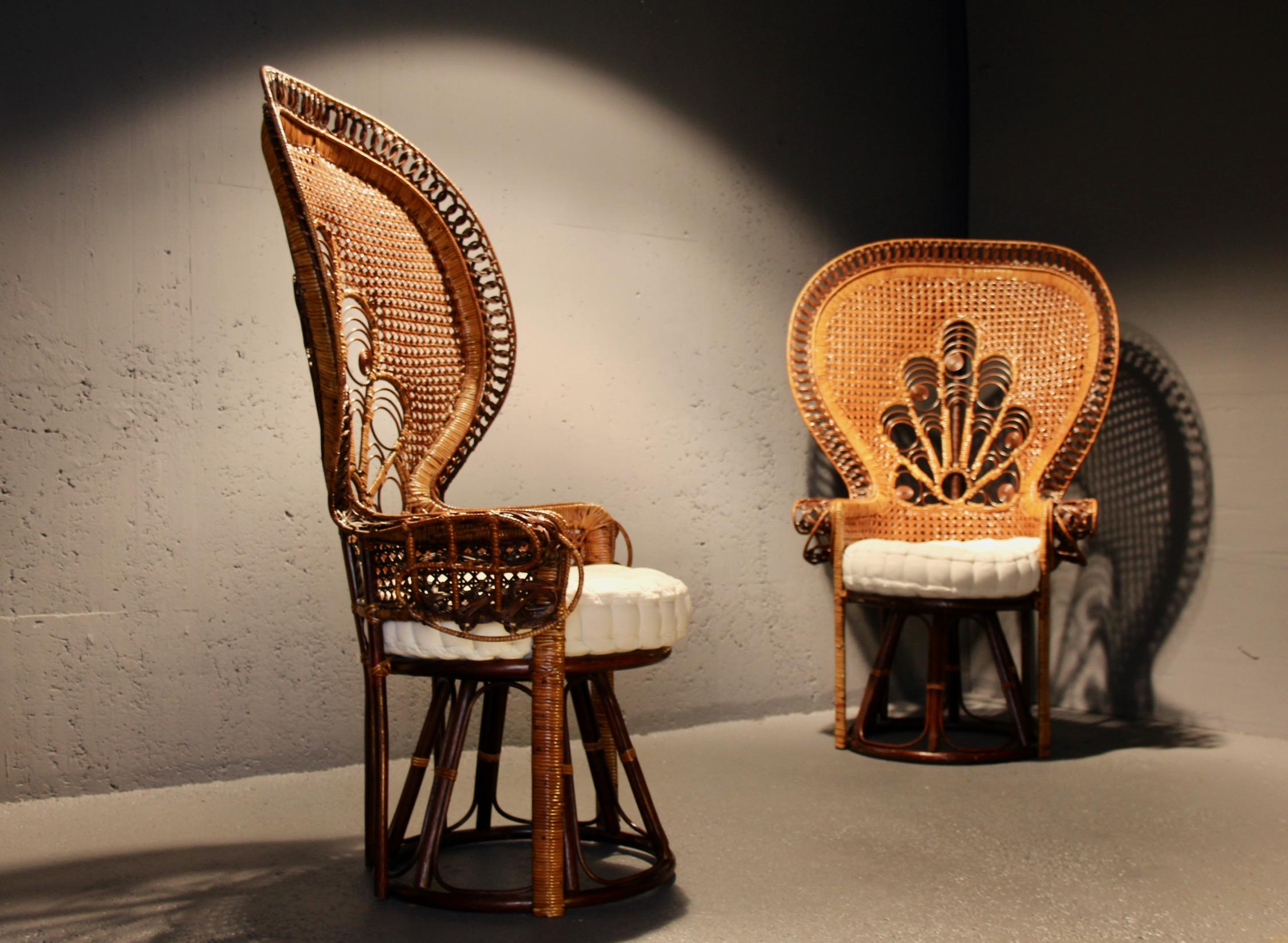 Silla Emmanuelle Peacock de los años 70 en Bueno estado para la venta en grand Lancy, CH