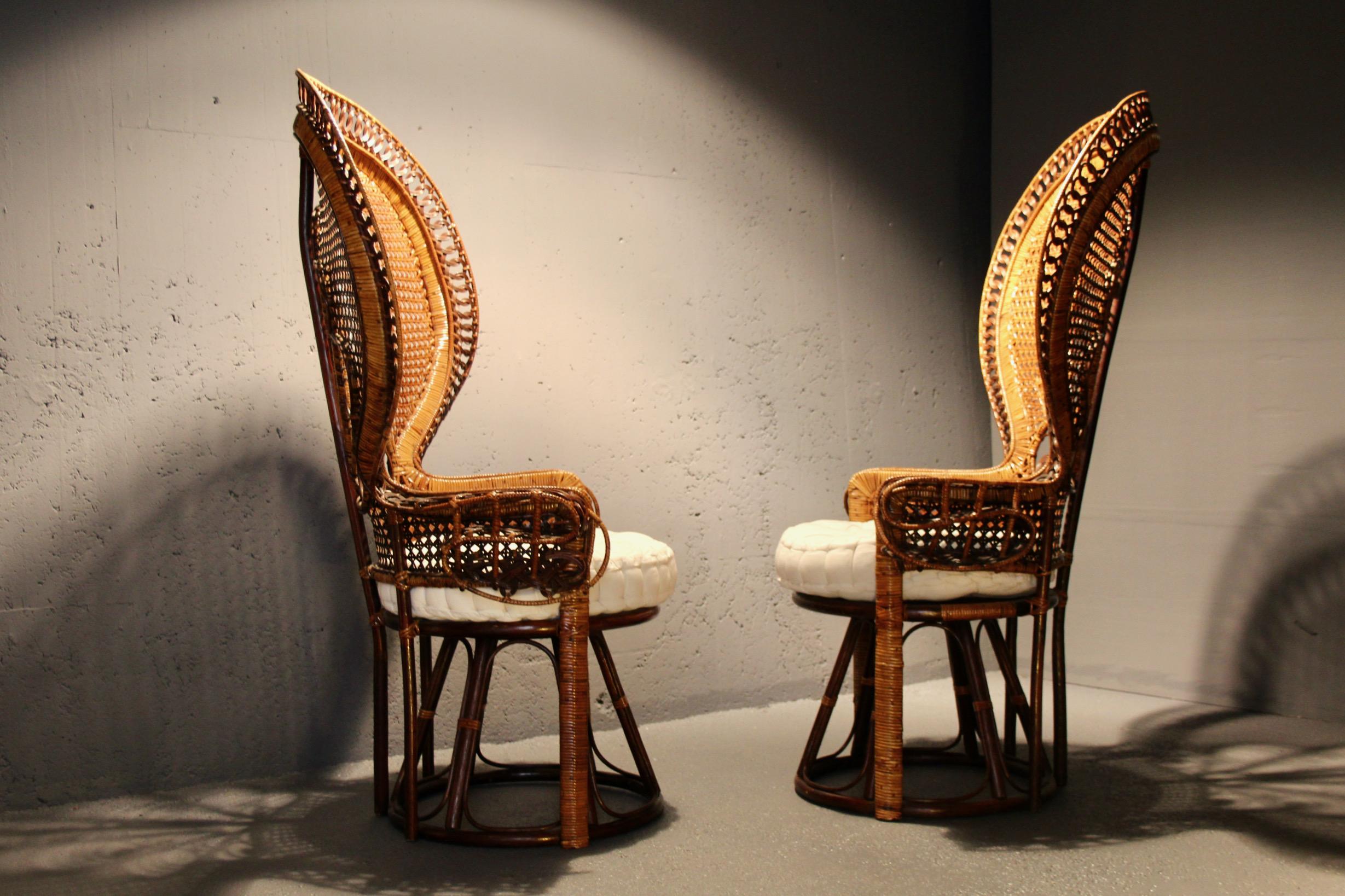 Silla Emmanuelle Peacock de los años 70 en venta 1