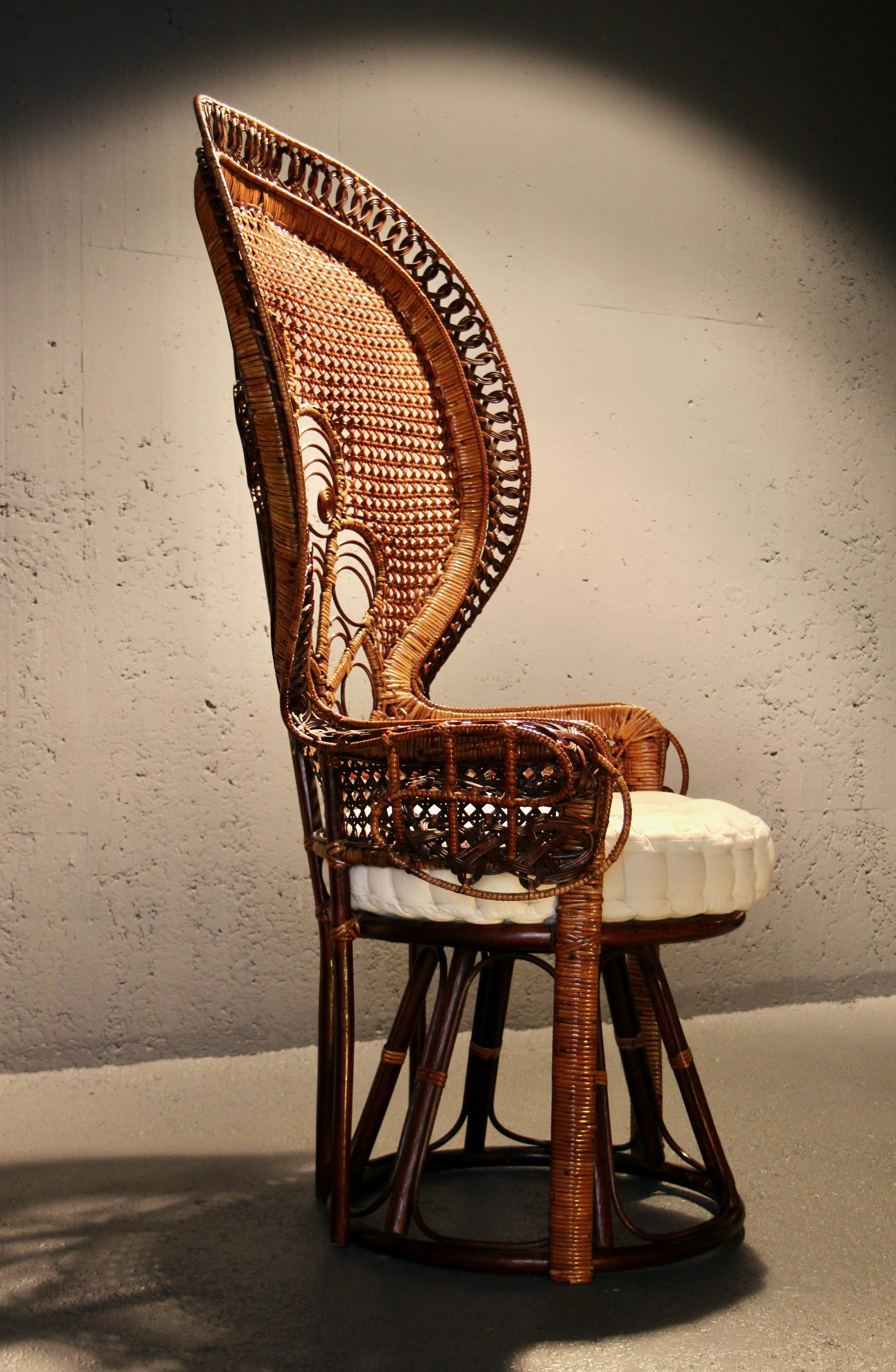 Silla Emmanuelle Peacock de los años 70 en venta 2