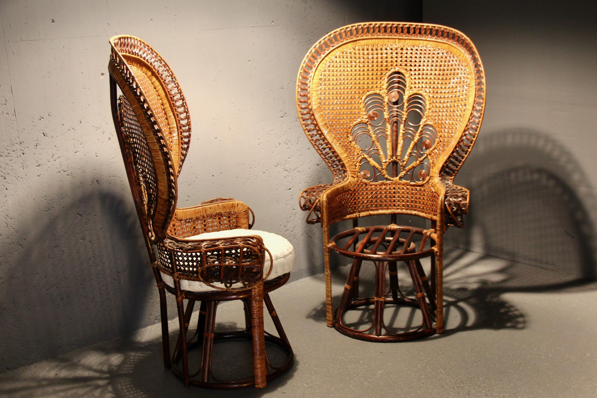 Silla Emmanuelle Peacock de los años 70 en venta 3
