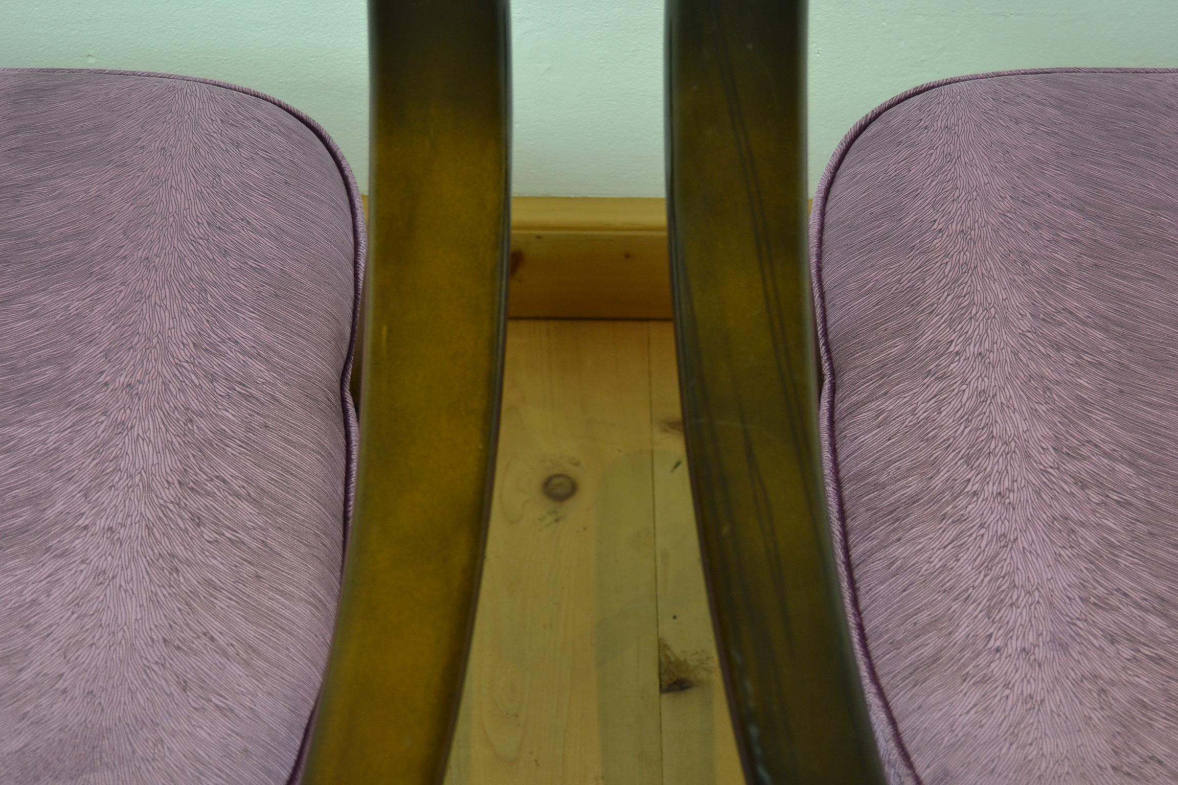 paire de fauteuils Ercol Windsor des années 1970:: coussins neufs en velours Pistoia rose violet en vente 3
