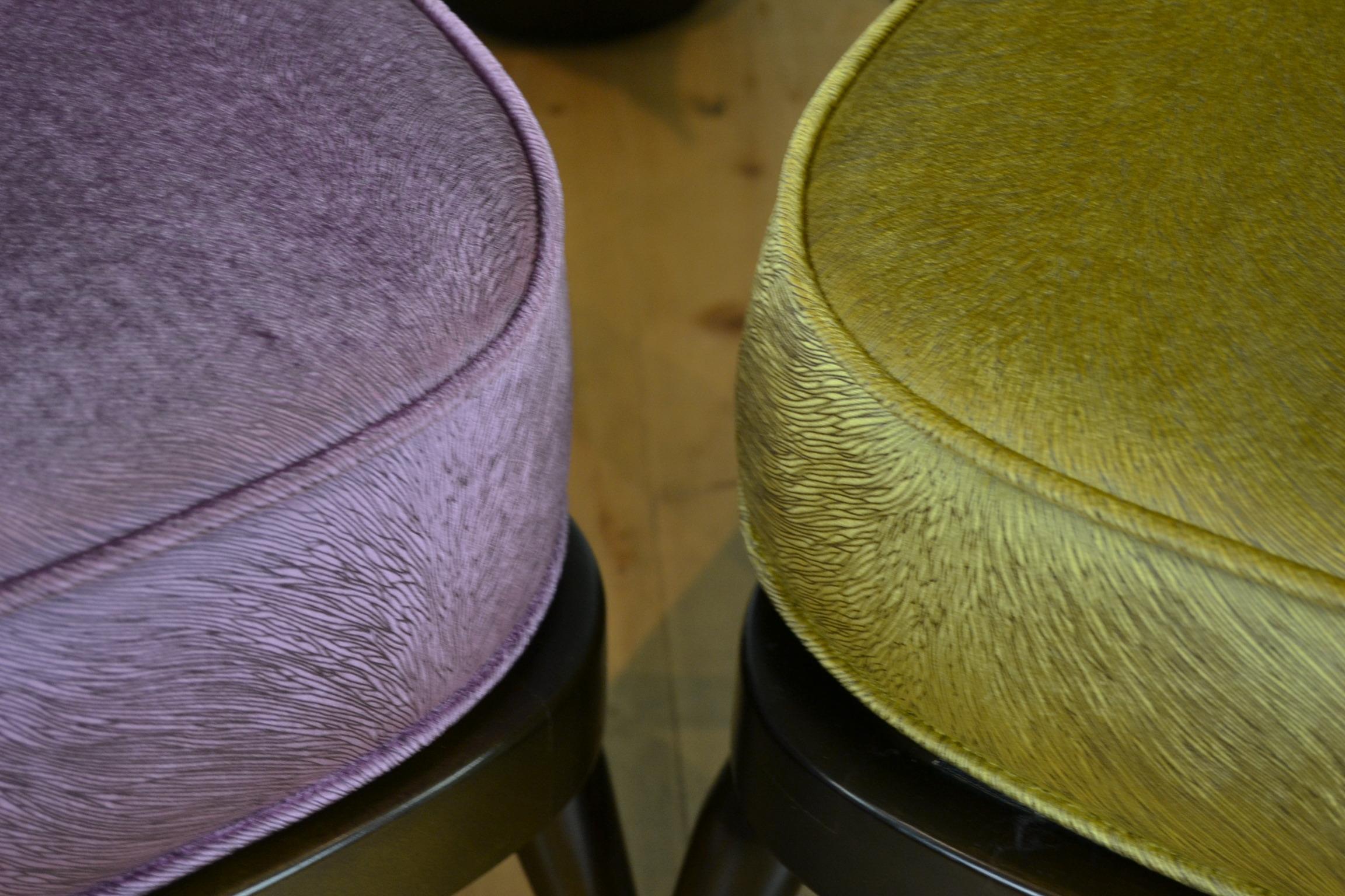 paire de fauteuils Ercol Windsor des années 1970:: coussins neufs en velours Pistoia rose violet en vente 10