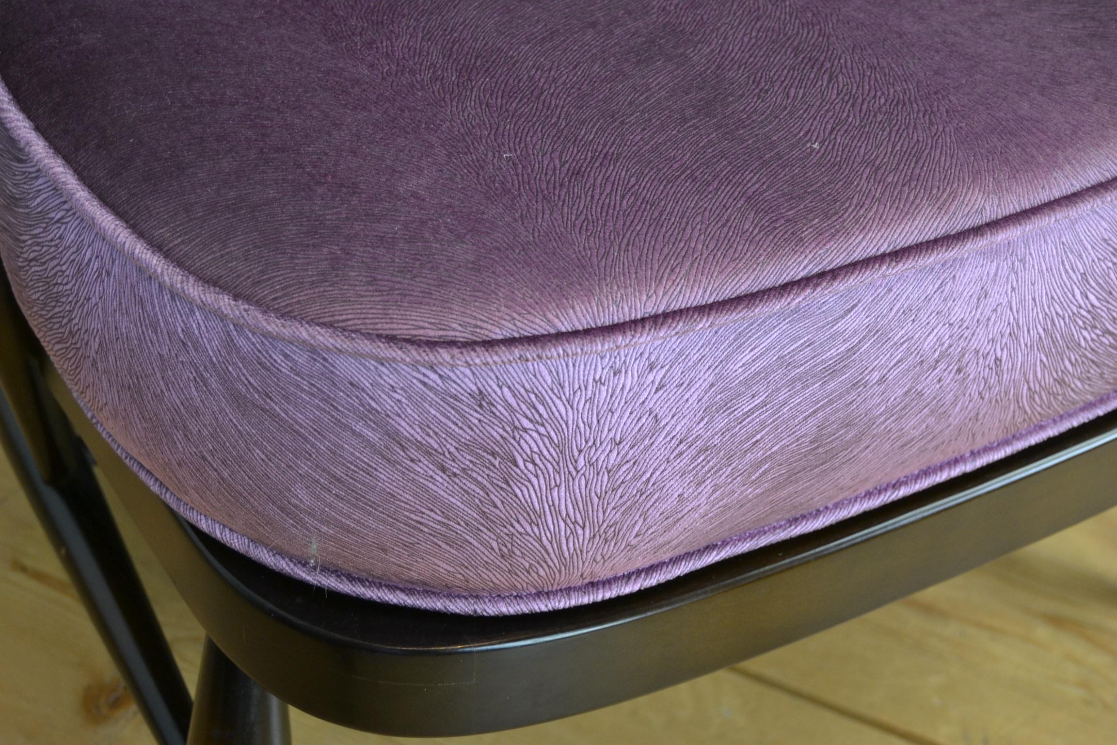 Anglais paire de fauteuils Ercol Windsor des années 1970:: coussins neufs en velours Pistoia rose violet en vente