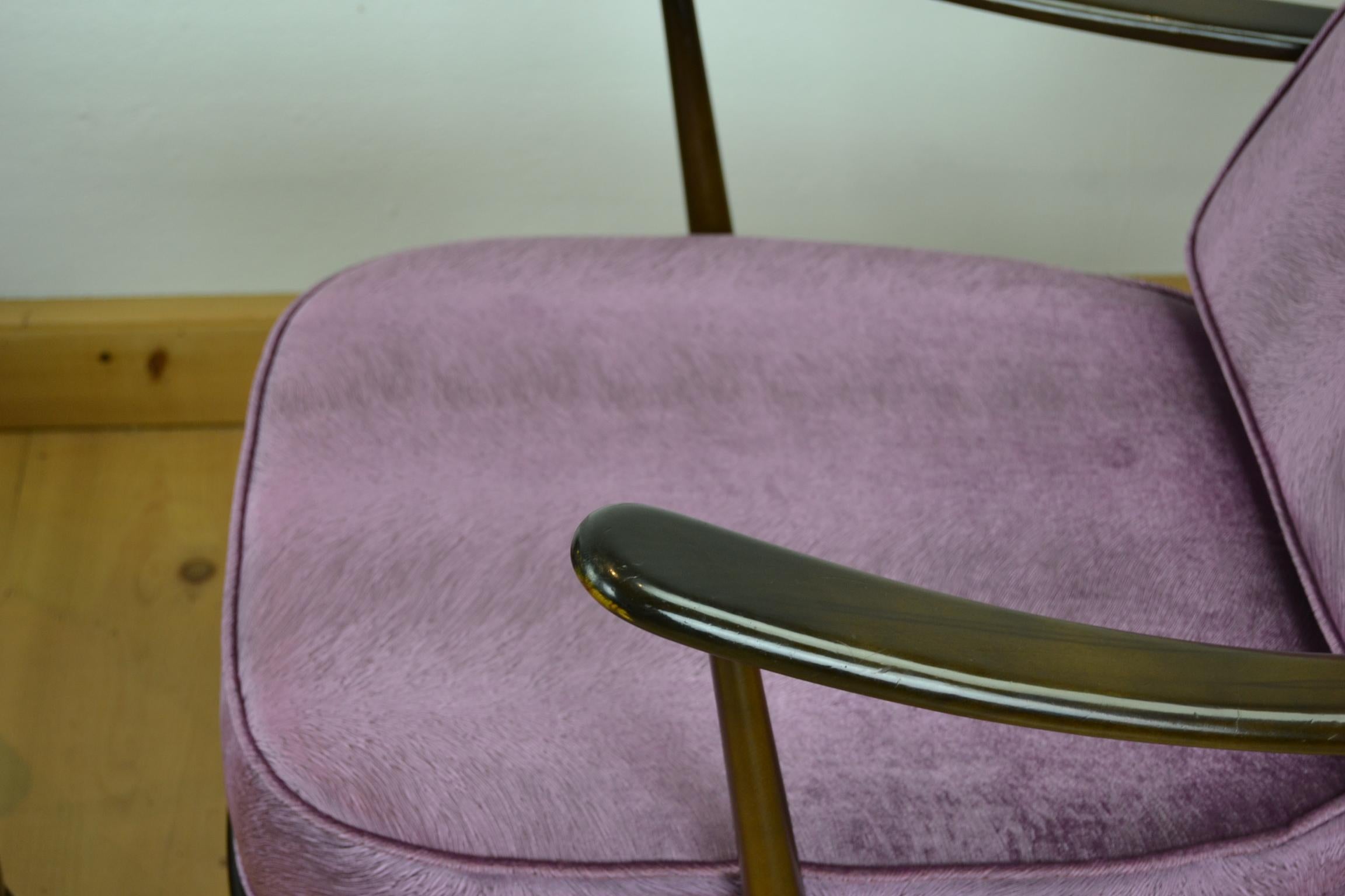 20ième siècle paire de fauteuils Ercol Windsor des années 1970:: coussins neufs en velours Pistoia rose violet en vente