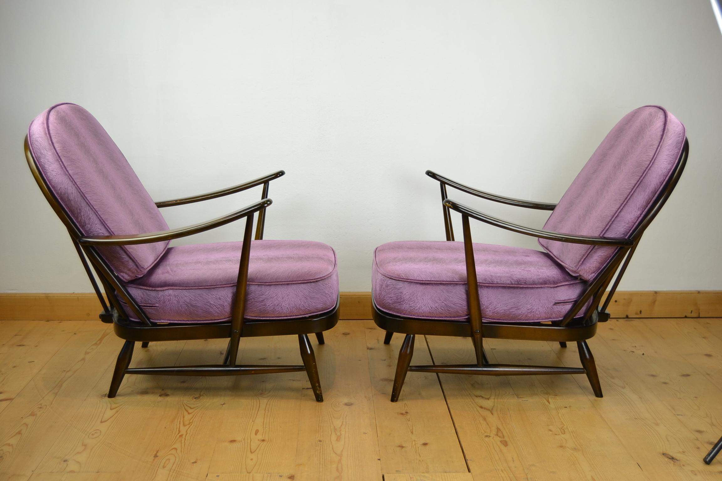 Velours paire de fauteuils Ercol Windsor des années 1970:: coussins neufs en velours Pistoia rose violet en vente
