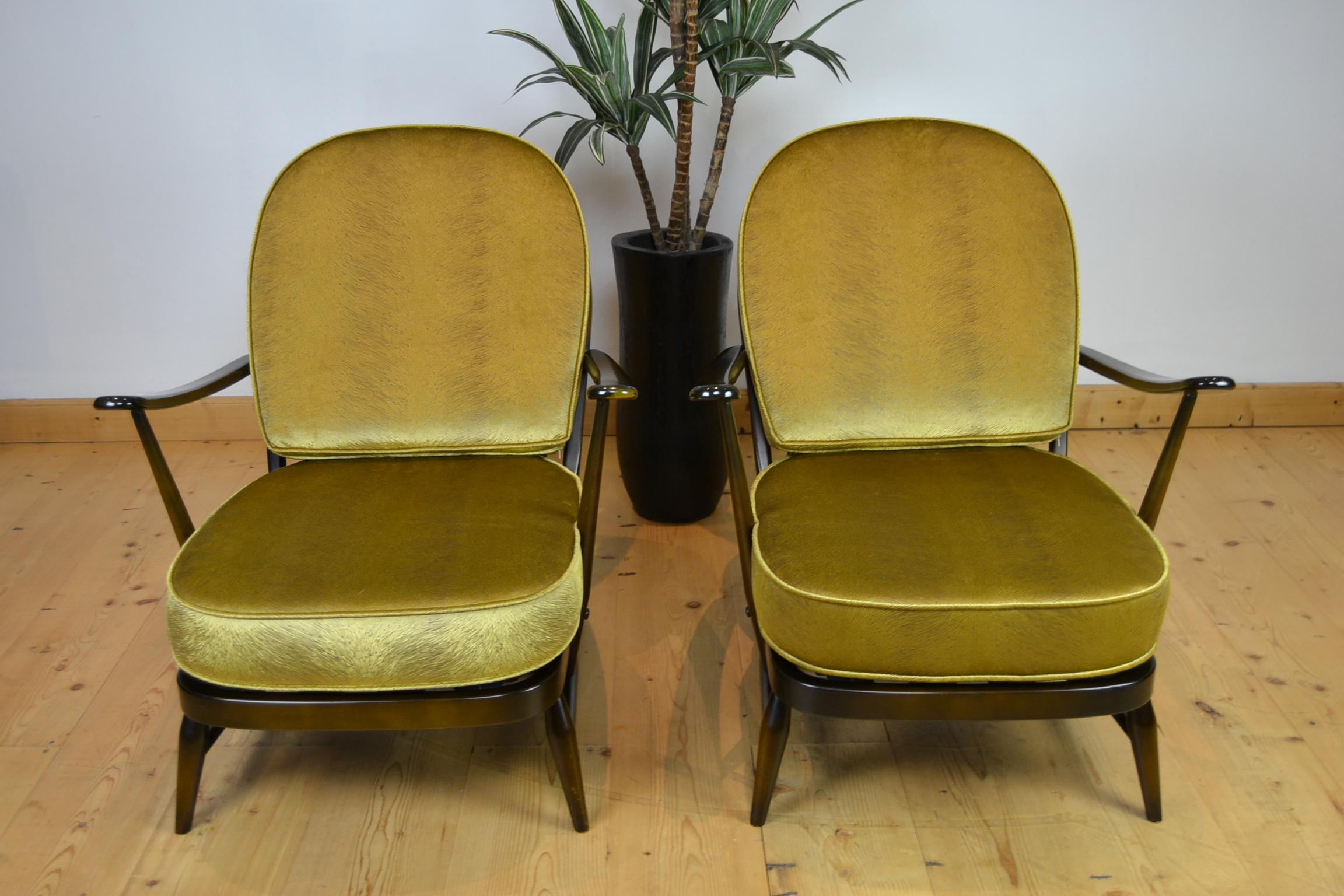 1970er Jahre Paar Ercol Windsor Sessel mit neuen Polstern in Gold Pistoia Samt im Angebot 12