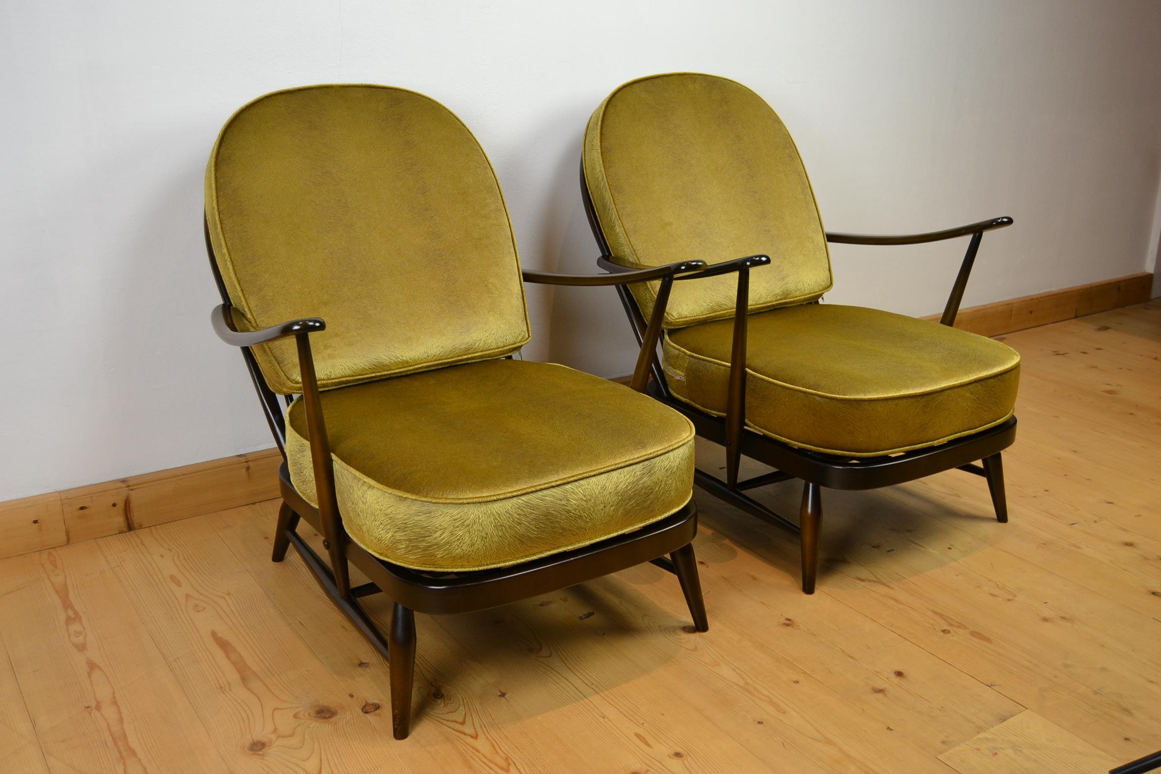 Mid-Century Modern 1970 Paire de fauteuils Ercol Windsor avec coussins neufs en velours Pistoia doré en vente