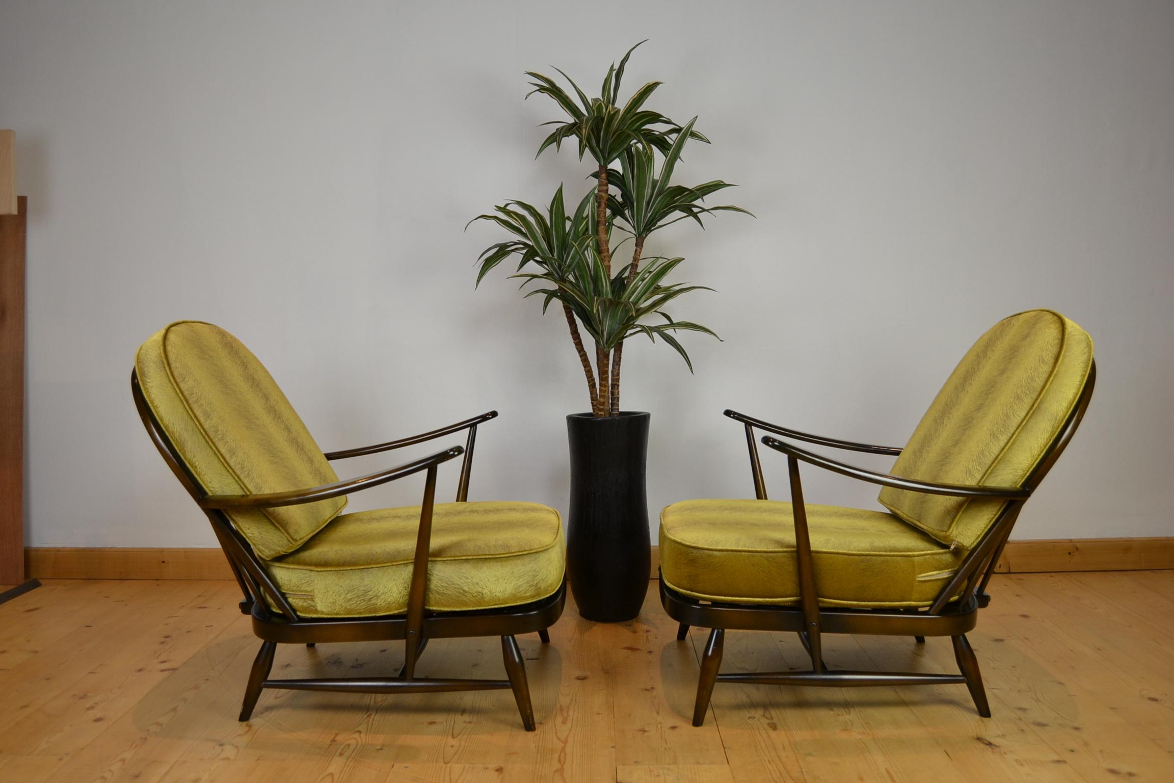 Anglais 1970 Paire de fauteuils Ercol Windsor avec coussins neufs en velours Pistoia doré en vente