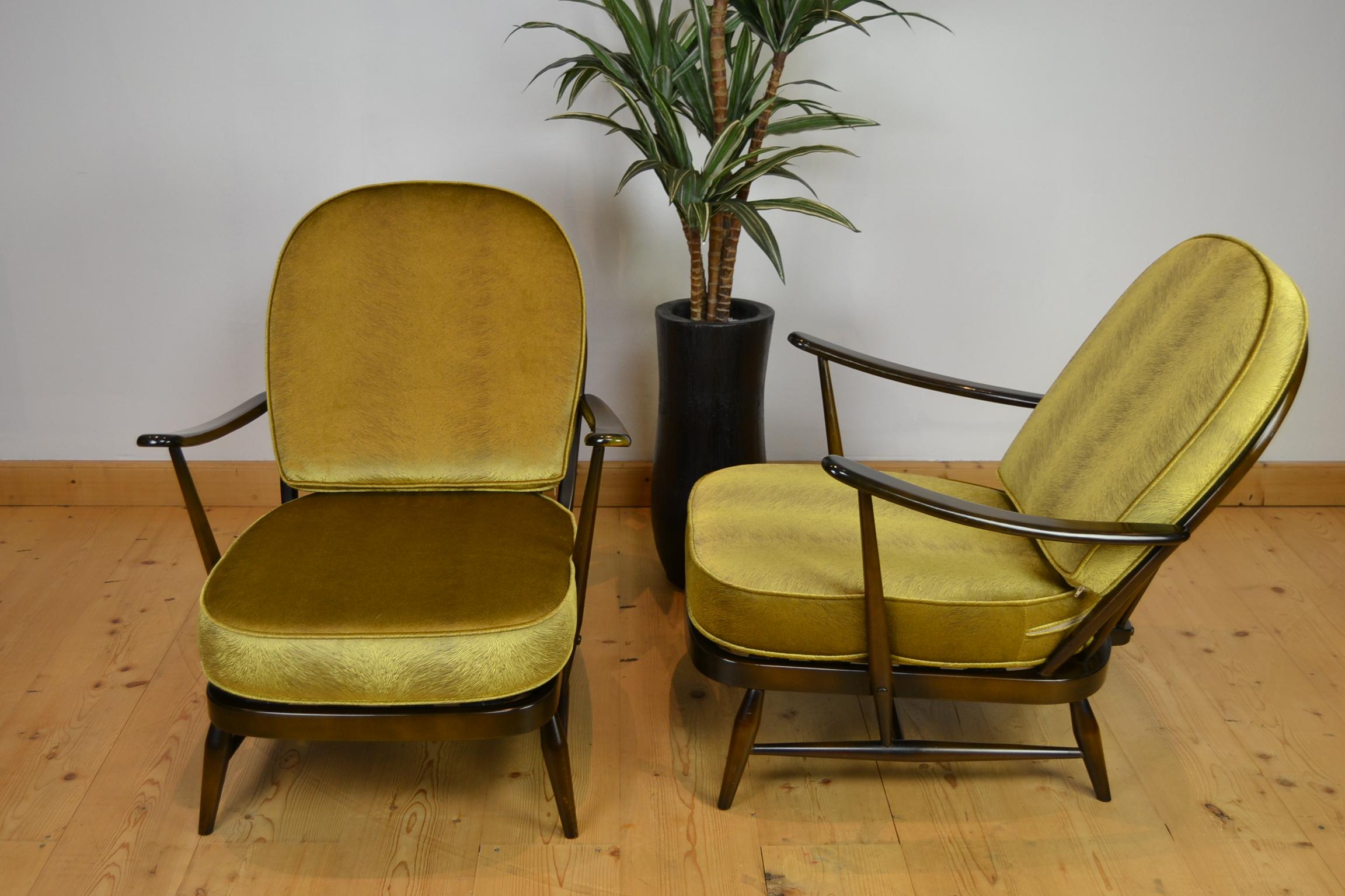 1970s Pair of Ercol Windsor Armchairs with new Cushions in Gold Pistoia Velvet In Good Condition For Sale In Antwerp, BE