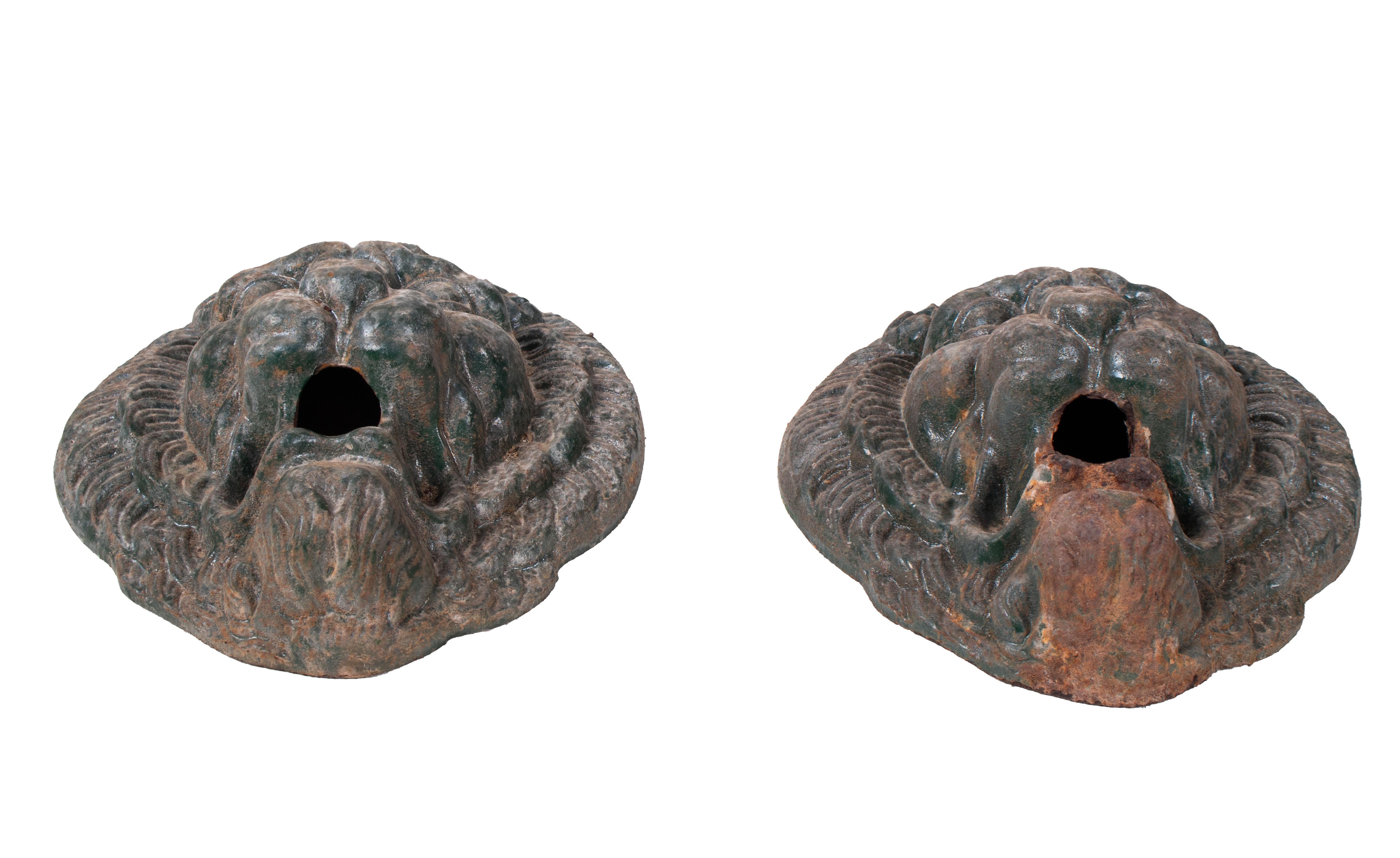 1970s Pair of French Cast Iron Lion Head Water Spouts In Good Condition In Marbella, ES