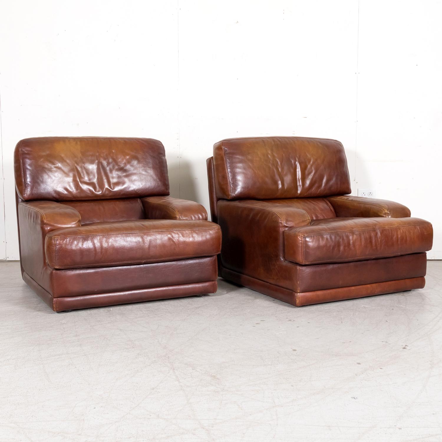 1970s Pair of French Mid-Century Modern Oversized Cognac Lounge Armchairs In Good Condition For Sale In Birmingham, AL