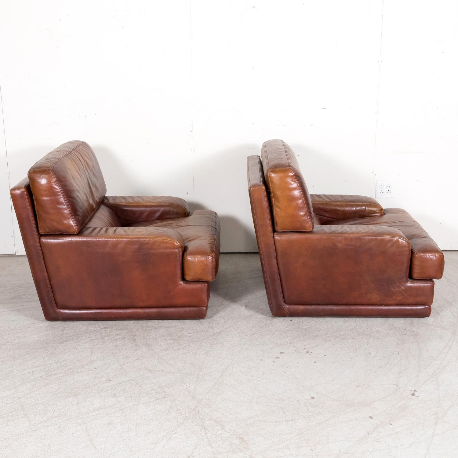 Leather 1970s Pair of French Mid-Century Modern Oversized Cognac Lounge Armchairs For Sale