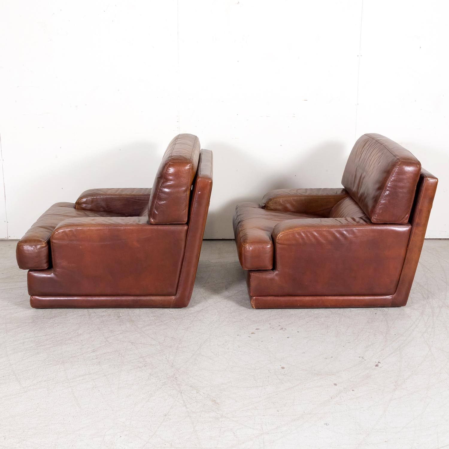1970s Pair of French Mid-Century Modern Oversized Cognac Lounge Armchairs For Sale 1