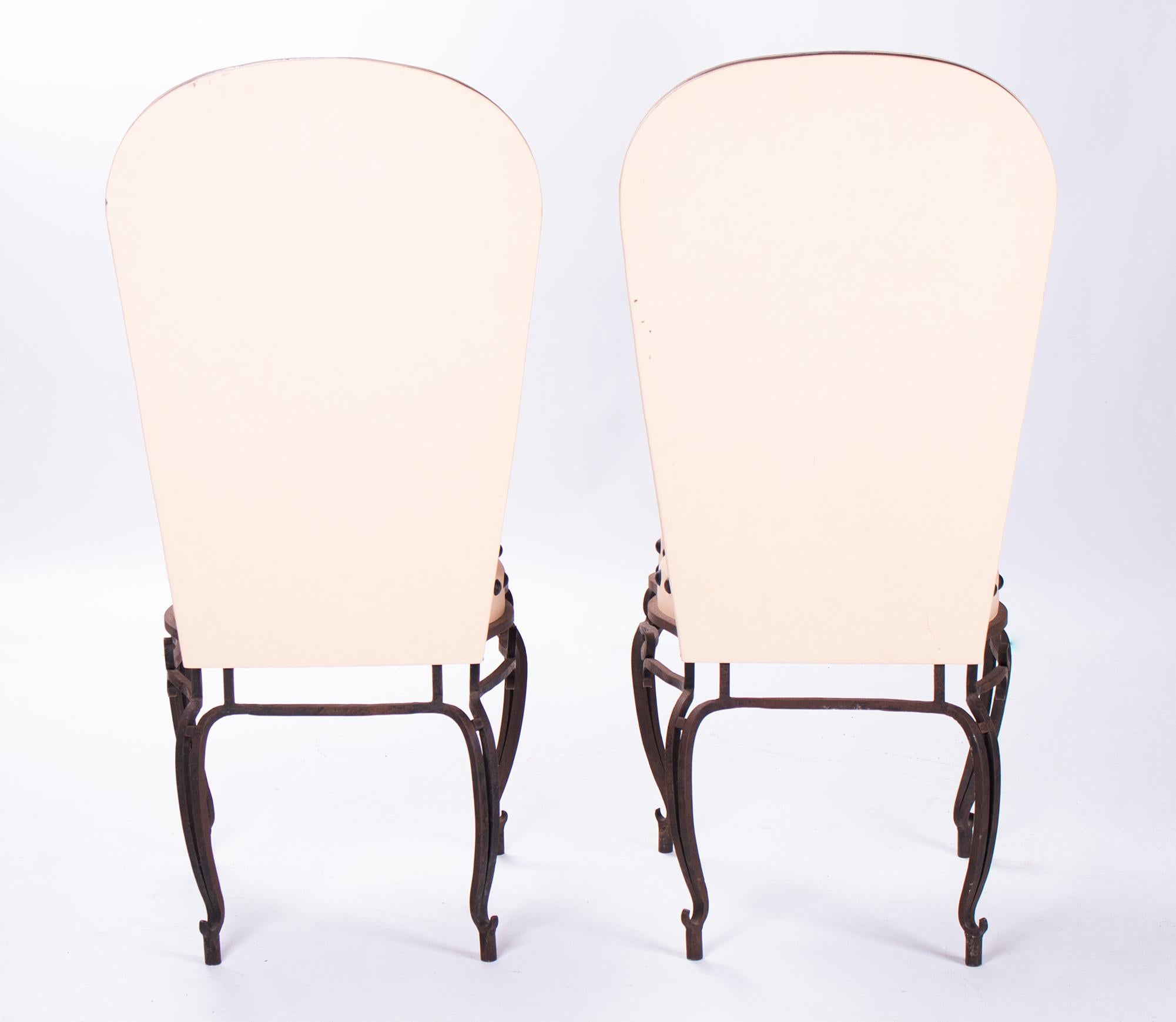 1970er Jahre Paar französische schmiedeeiserne weiße gepolsterte Stühle (Französisch) im Angebot