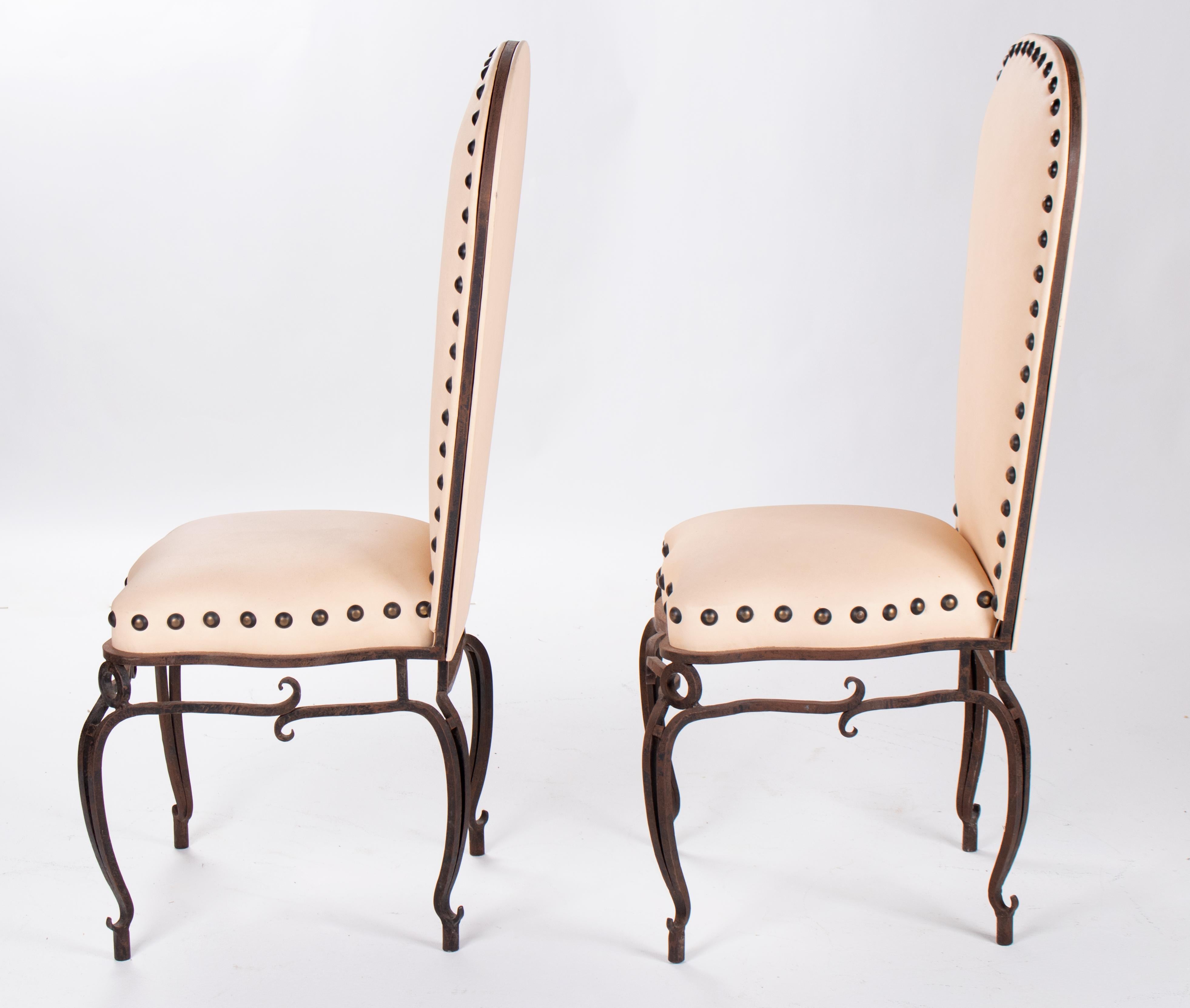 Paire de chaises françaises en fer forgé blanc rembourrées des années 1970 Bon état - En vente à Marbella, ES