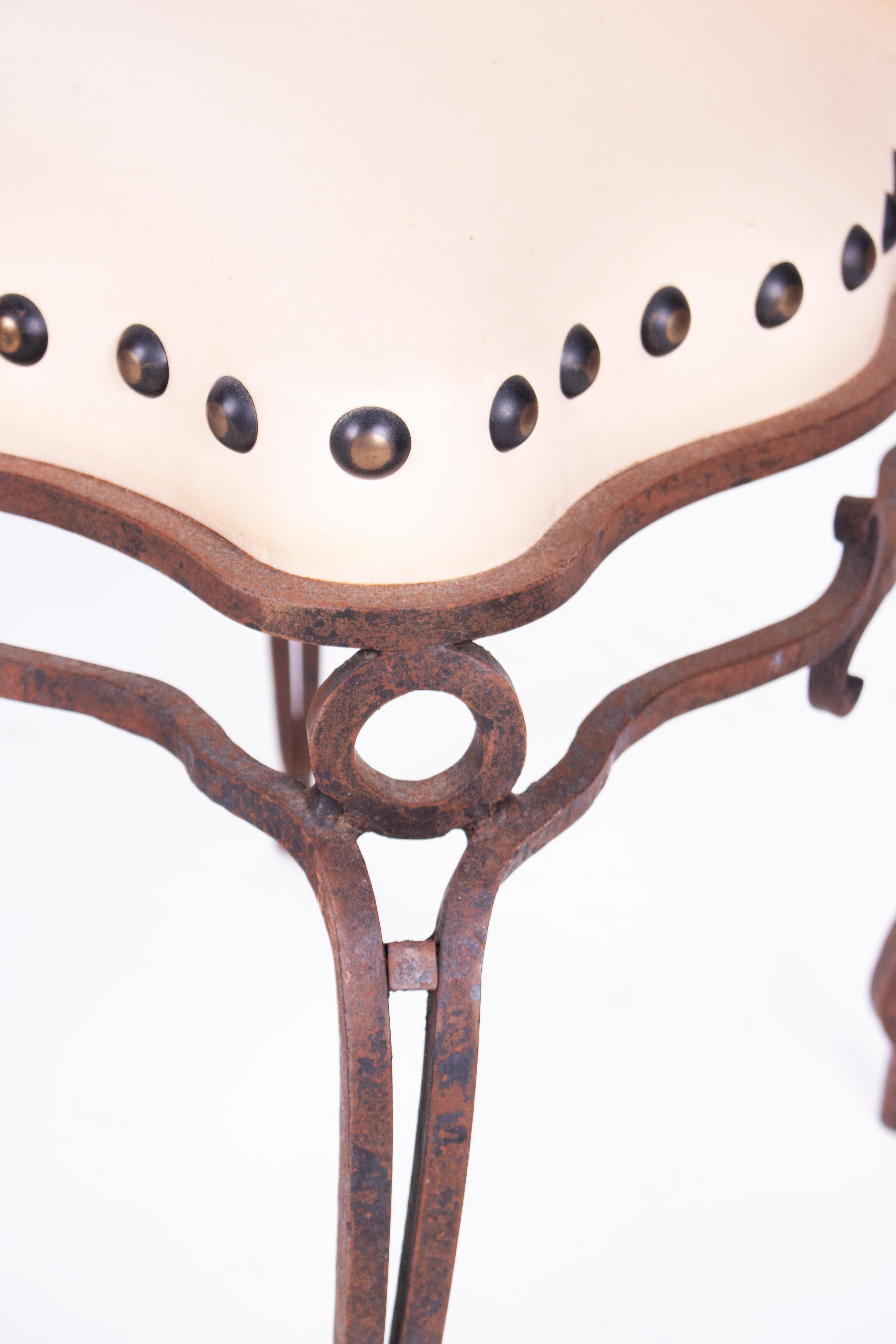 Fer Paire de chaises françaises en fer forgé blanc rembourrées des années 1970 en vente