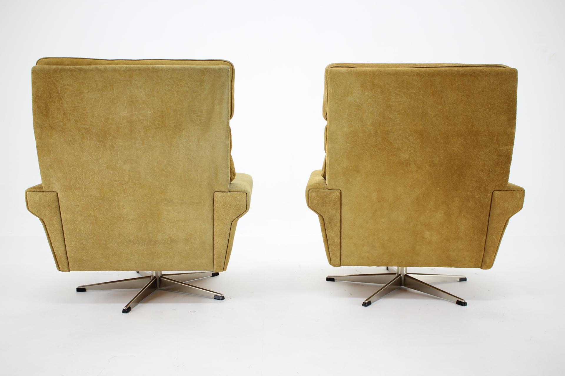 Mid-Century Modern 1970s Pair of Georg Thams Swivel Chairs in Suede Leather, Denmark