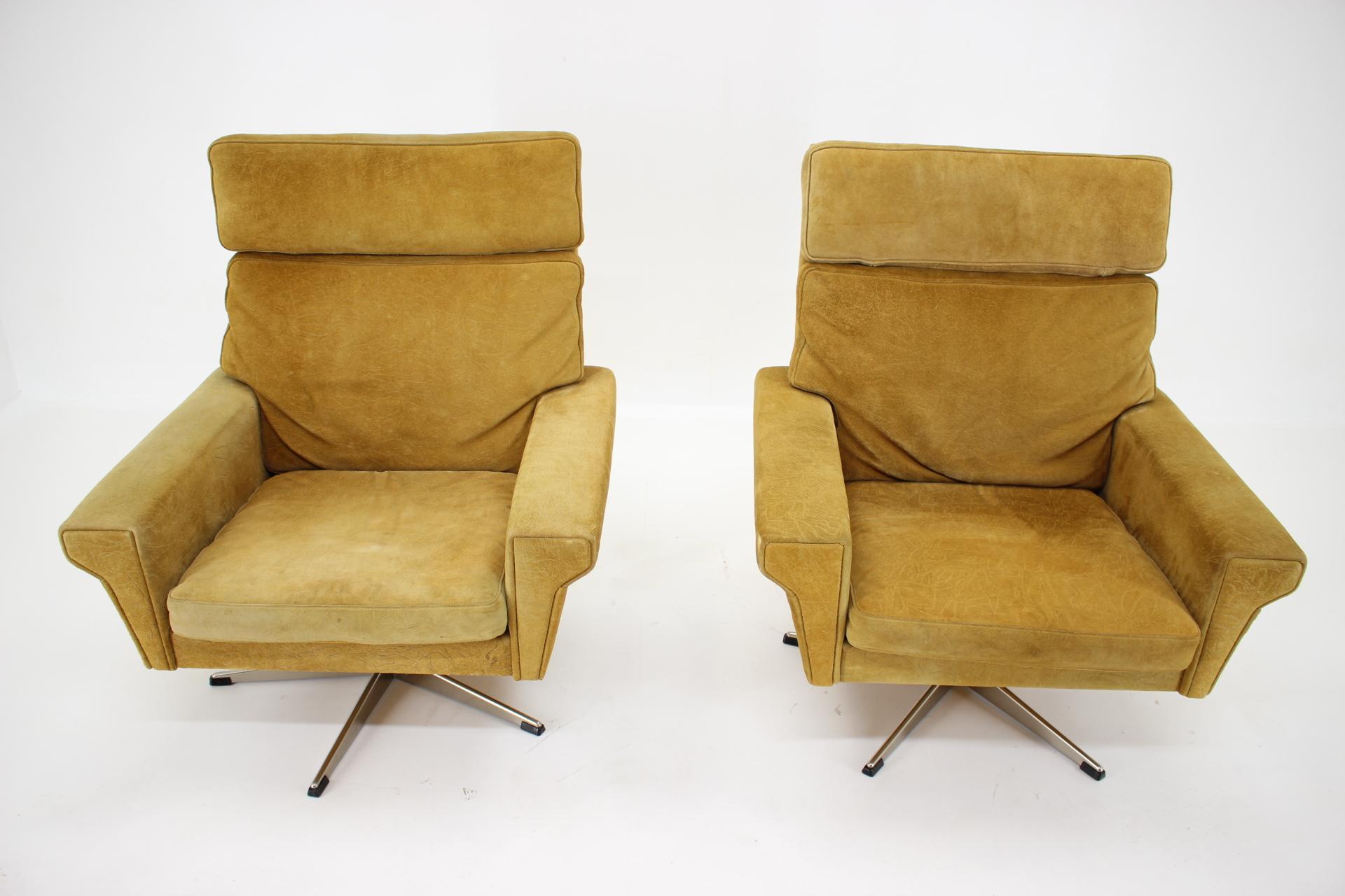Danish 1970s Pair of Georg Thams Swivel Chairs in Suede Leather, Denmark