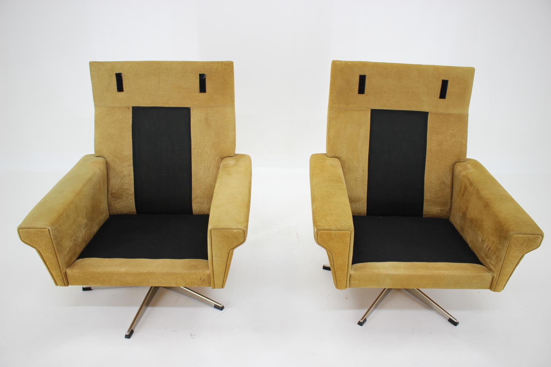 1970s Pair of Georg Thams Swivel Chairs in Suede Leather, Denmark 1