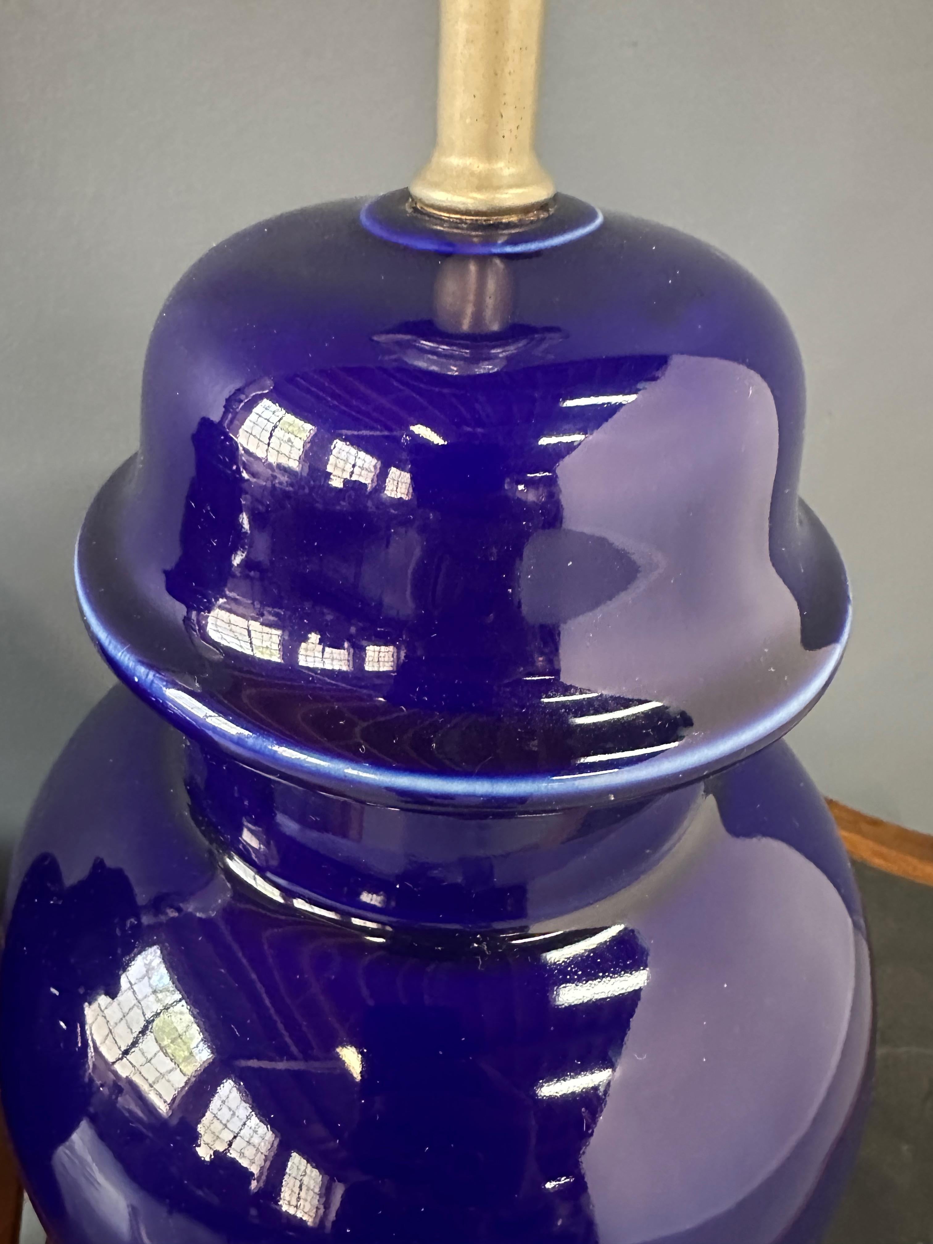 Mid-Century Modern Paire de lampes en céramique en forme de jarre de gingembre des années 1970 en bleu cobalt par CN Burman en vente
