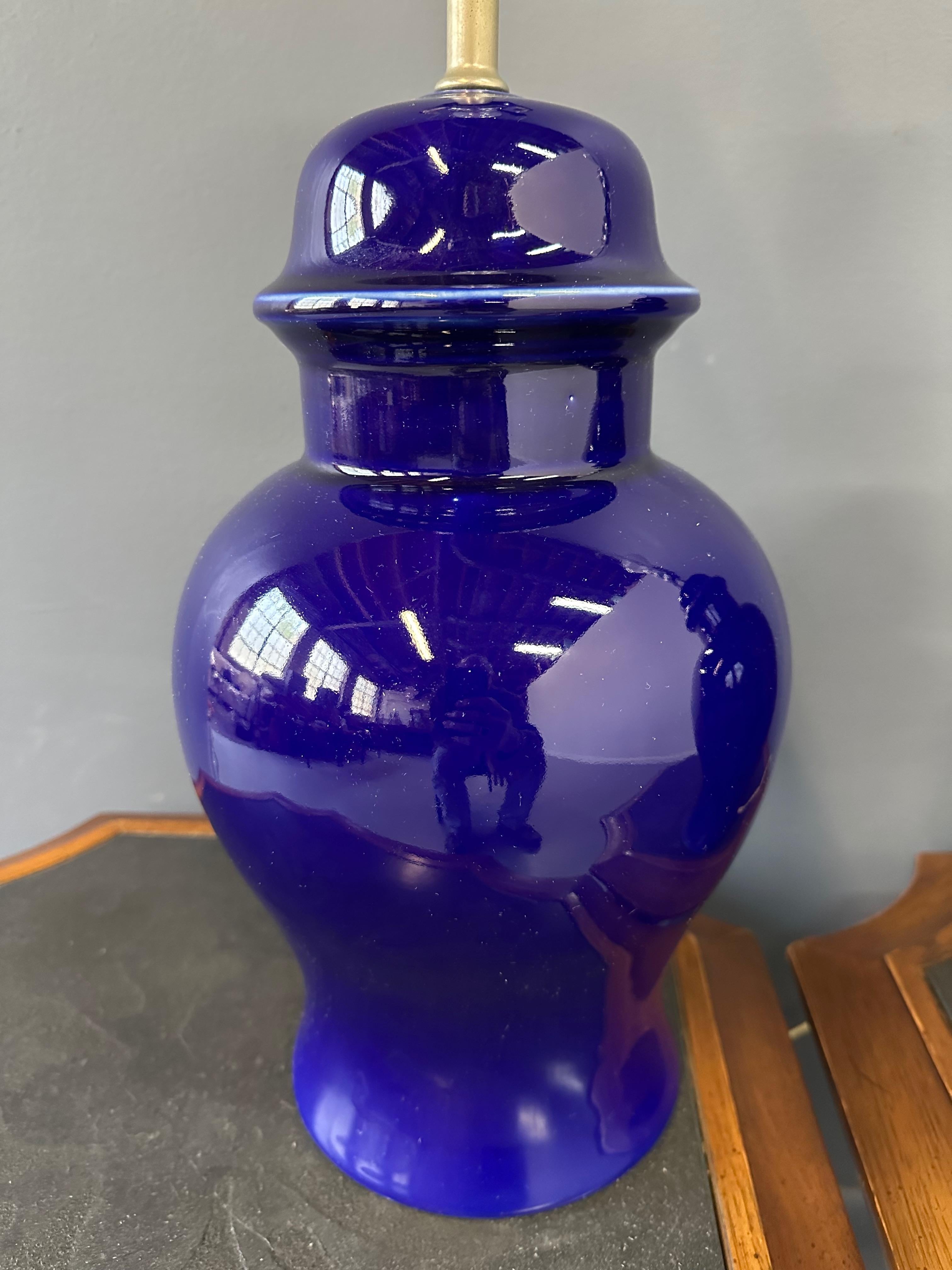 Nord-américain Paire de lampes en céramique en forme de jarre de gingembre des années 1970 en bleu cobalt par CN Burman en vente