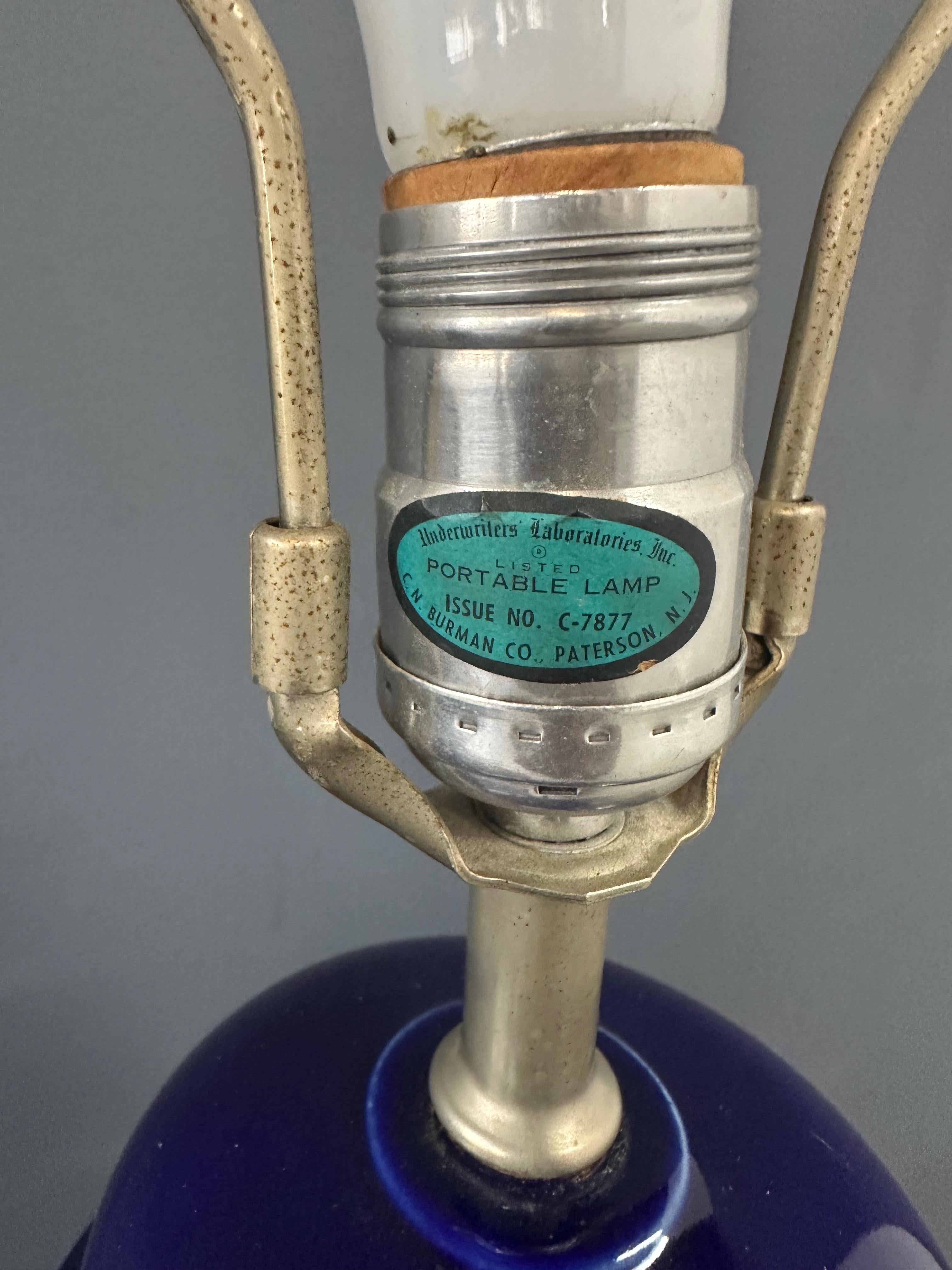 20ième siècle Paire de lampes en céramique en forme de jarre de gingembre des années 1970 en bleu cobalt par CN Burman en vente