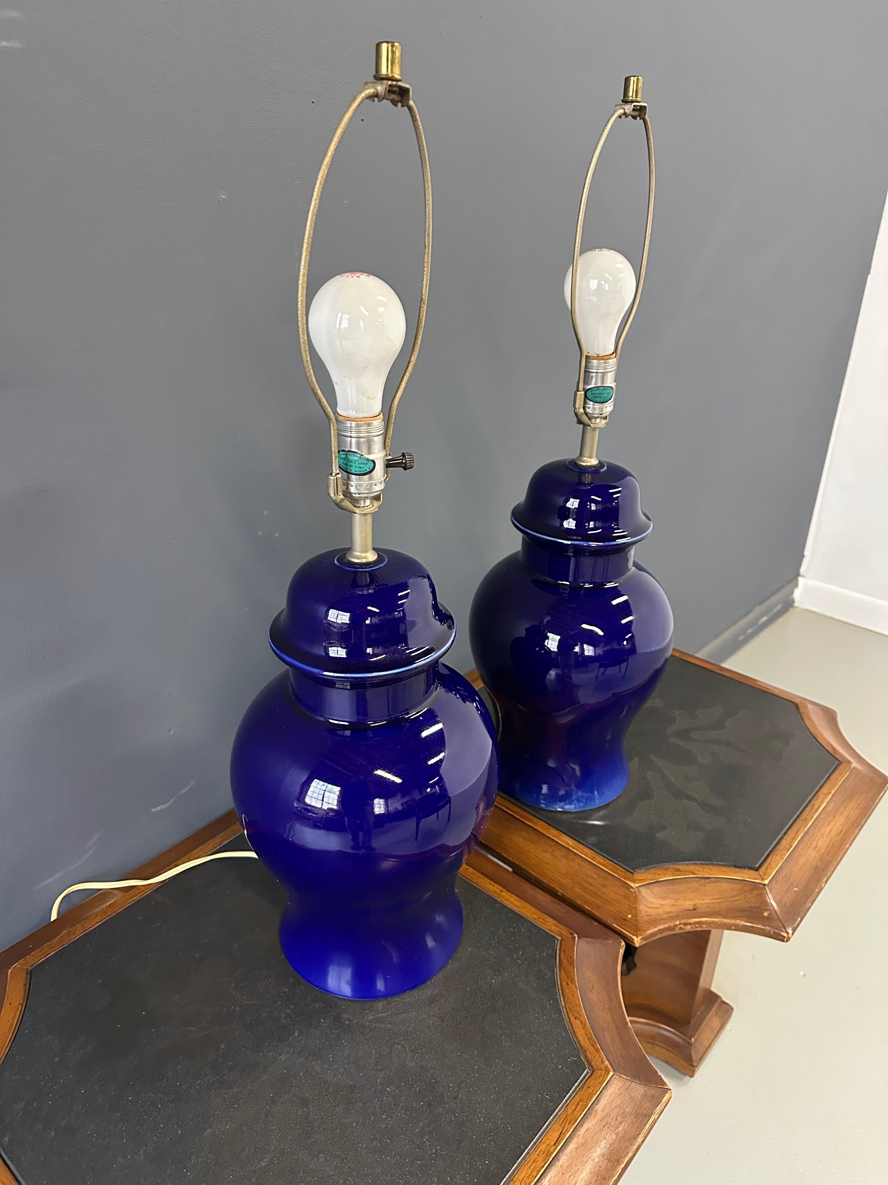 Céramique Paire de lampes en céramique en forme de jarre de gingembre des années 1970 en bleu cobalt par CN Burman en vente